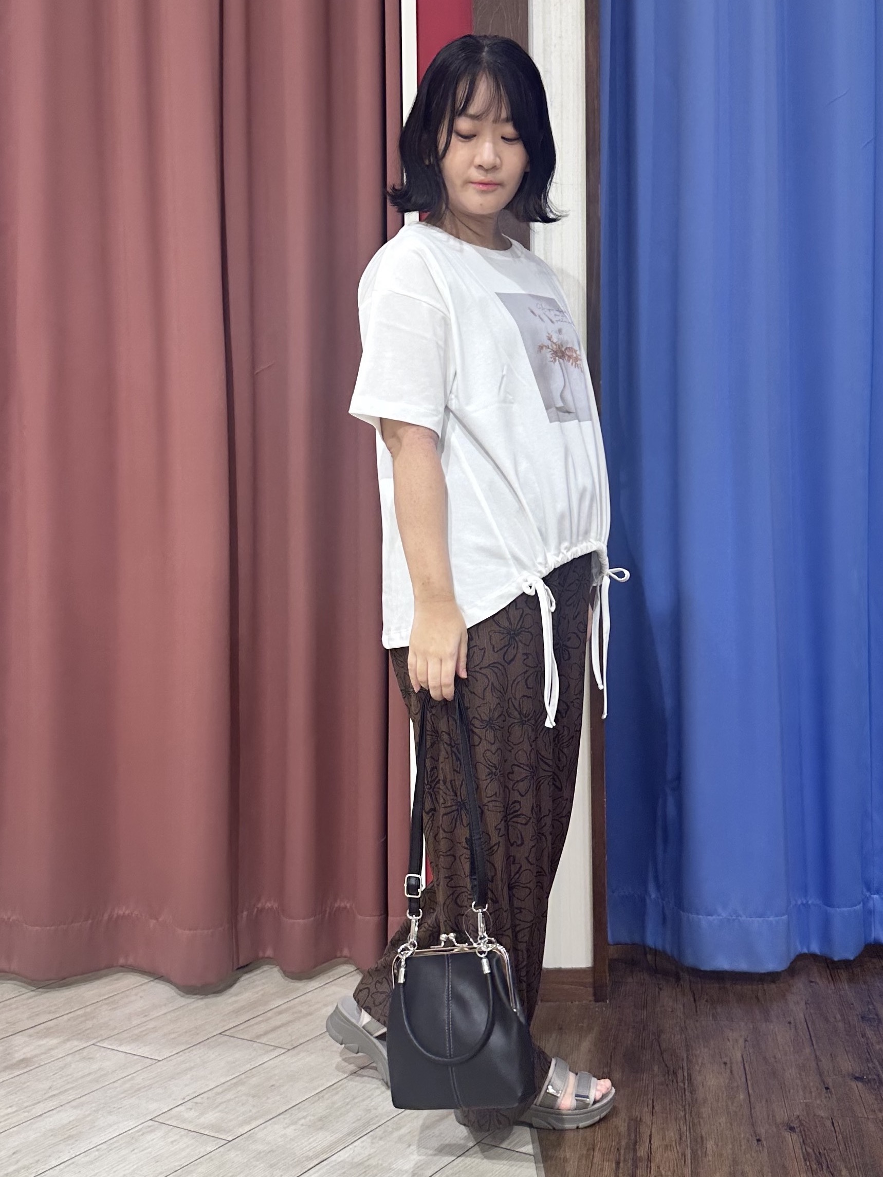 Meeさんの「SHOO･LA･RUE｜【ひんやり/体型カバー】プリントデザインが目を惹く 裾シャーリングTシャツ」を使ったコーディネート