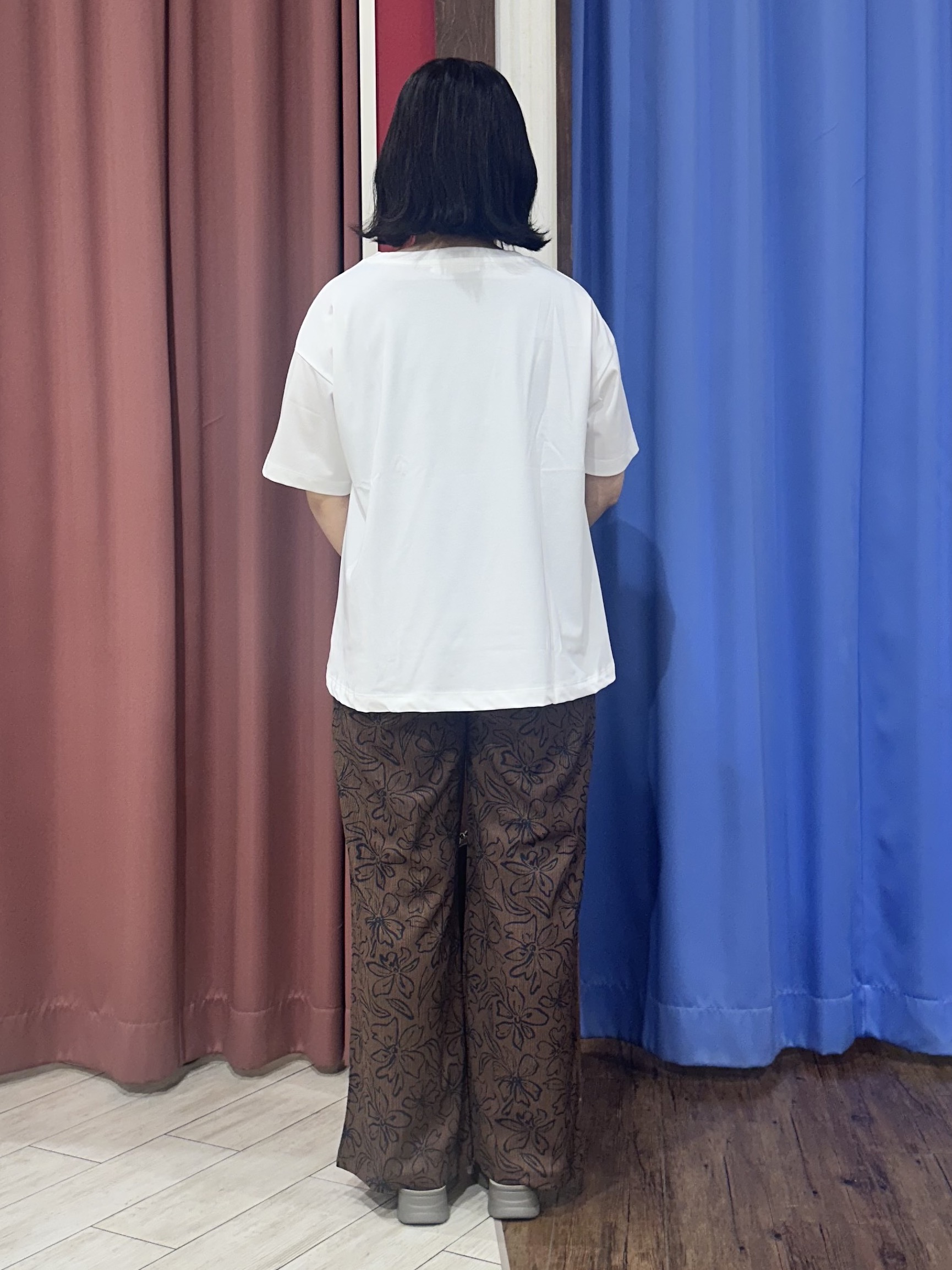Meeさんの「SHOO･LA･RUE｜【ひんやり/体型カバー】プリントデザインが目を惹く 裾シャーリングTシャツ」を使ったコーディネート