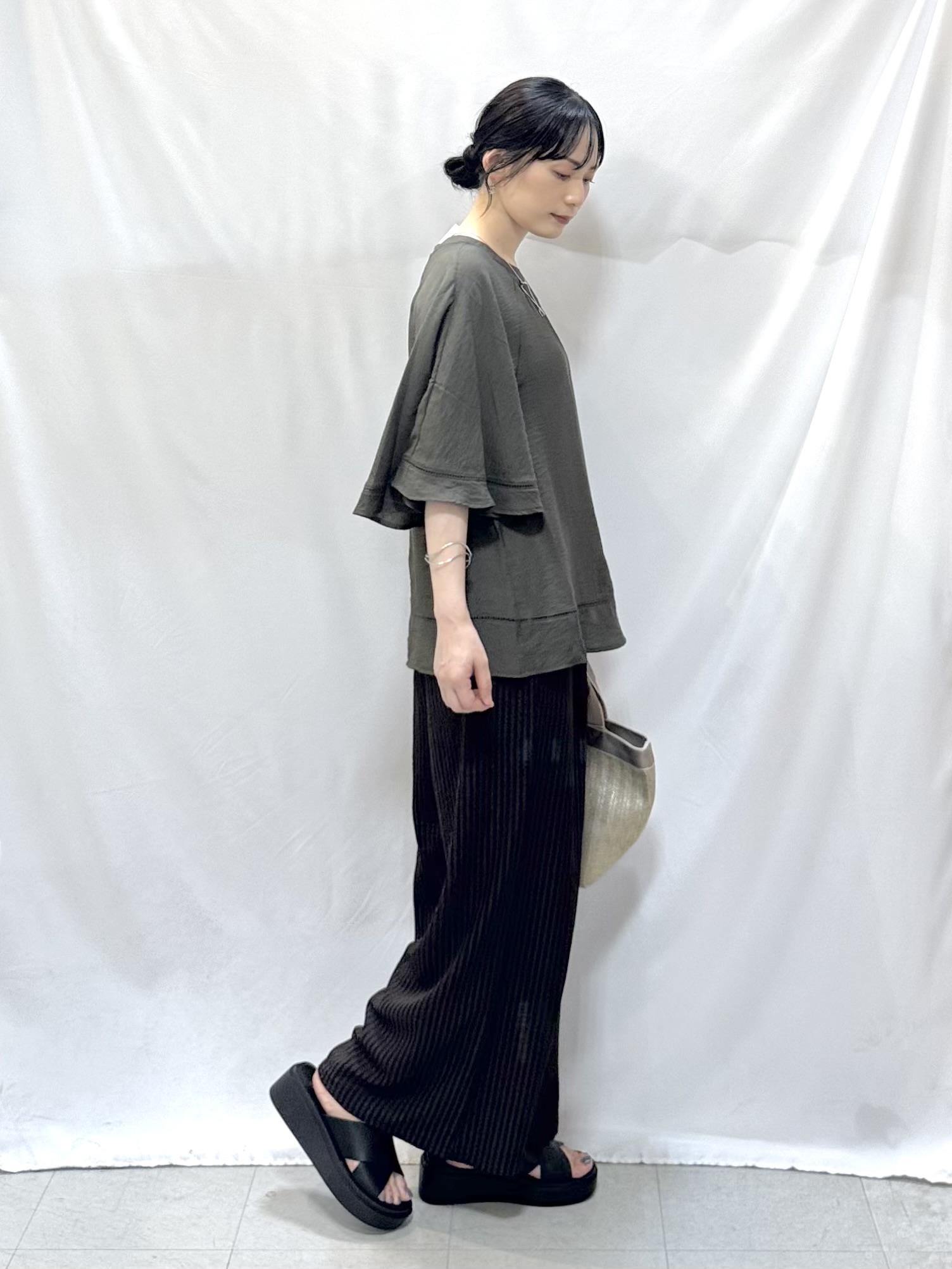 𝐇𝐢𝐫𝐨𝐦𝐢さんの「SHOO･LA･RUE｜【ひんやり/S-LL/洗濯機可】体型カバー ふんわりスラブポンチョ風ブラウス」を使ったコーディネート
