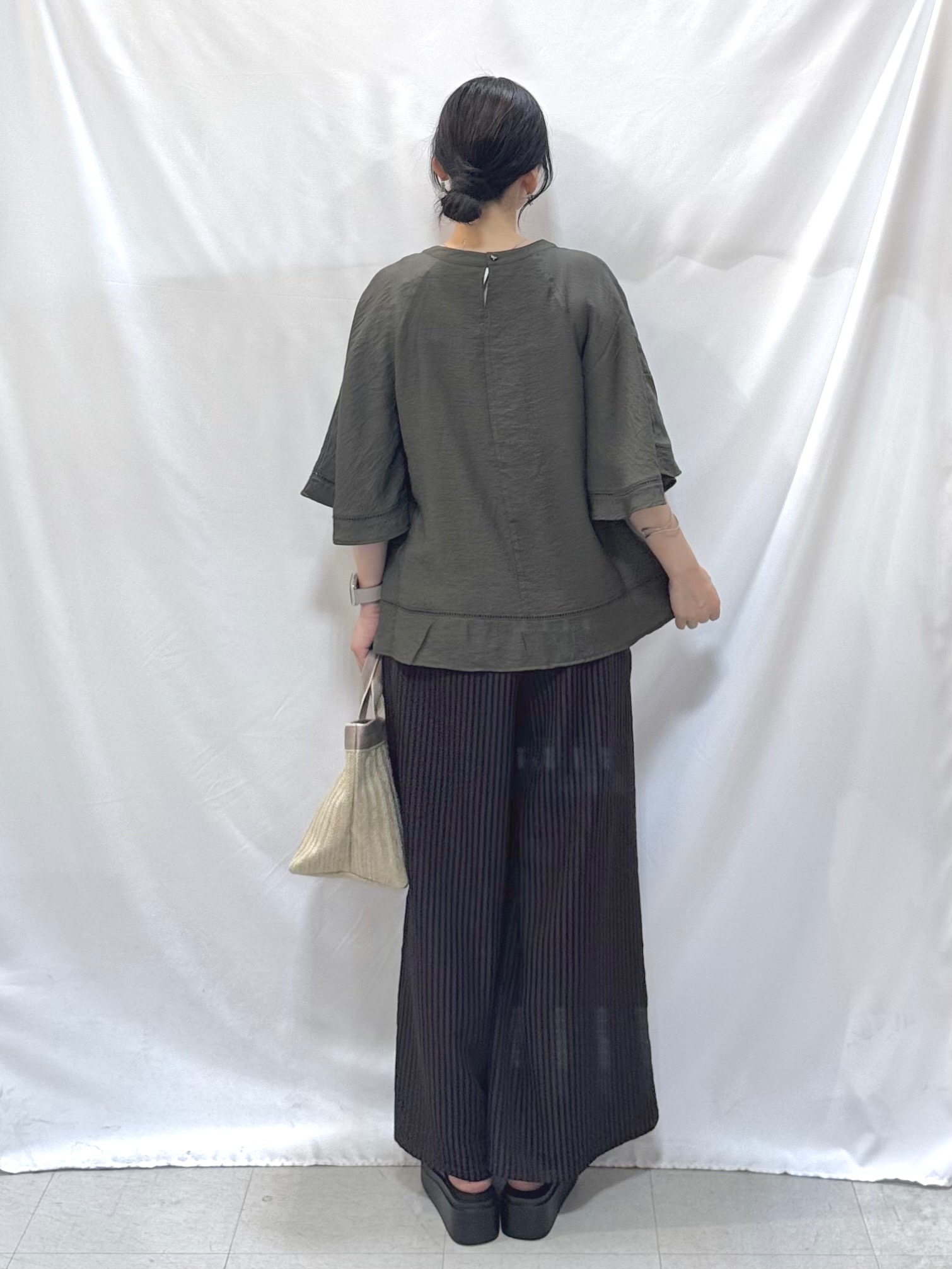 𝐇𝐢𝐫𝐨𝐦𝐢さんの「SHOO･LA･RUE｜【ひんやり/S-LL/洗濯機可】体型カバー ふんわりスラブポンチョ風ブラウス」を使ったコーディネート
