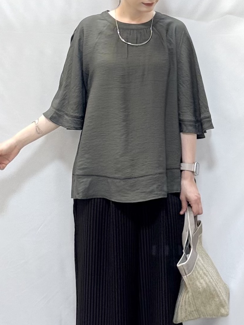 𝐇𝐢𝐫𝐨𝐦𝐢さんの「SHOO･LA･RUE｜【ひんやり/S-LL/洗濯機可】体型カバー ふんわりスラブポンチョ風ブラウス」を使ったコーディネート