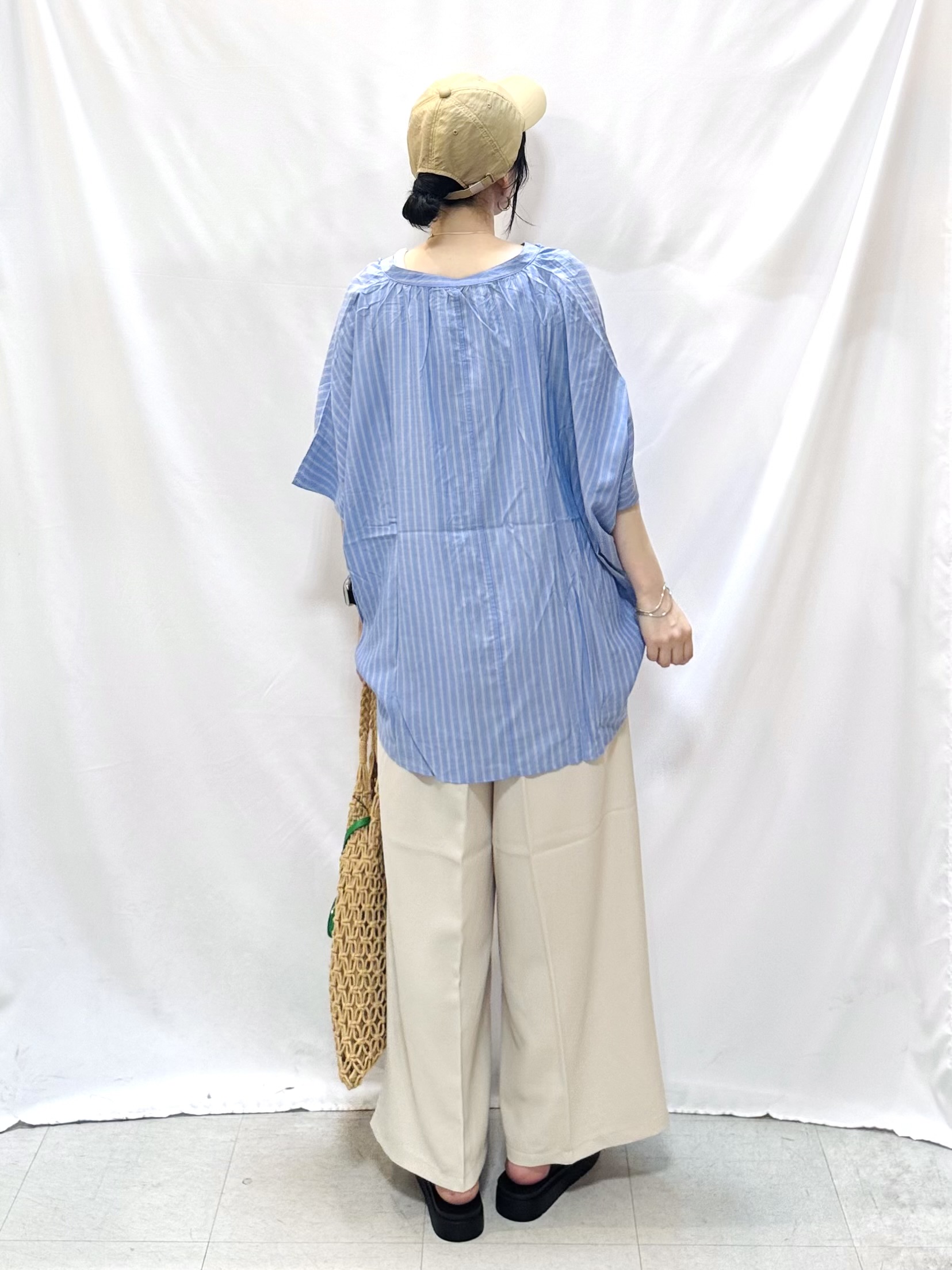 𝐇𝐢𝐫𝐨𝐦𝐢さんの「SHOO･LA･RUE｜【ひんやり/洗濯機可/体型カバー】二の腕隠れる ゆるっと襟ギャザーレーヨンシャツ」を使ったコーディネート
