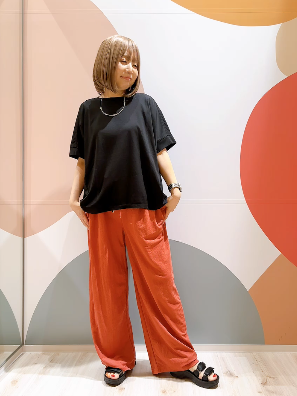 長男さんの「SHOO･LA･RUE｜【ひんやり/UV/S-LL/体型カバー】バックギャザーでこなれ見え ひやとろドルマンTシャツ」を使ったコーディネート