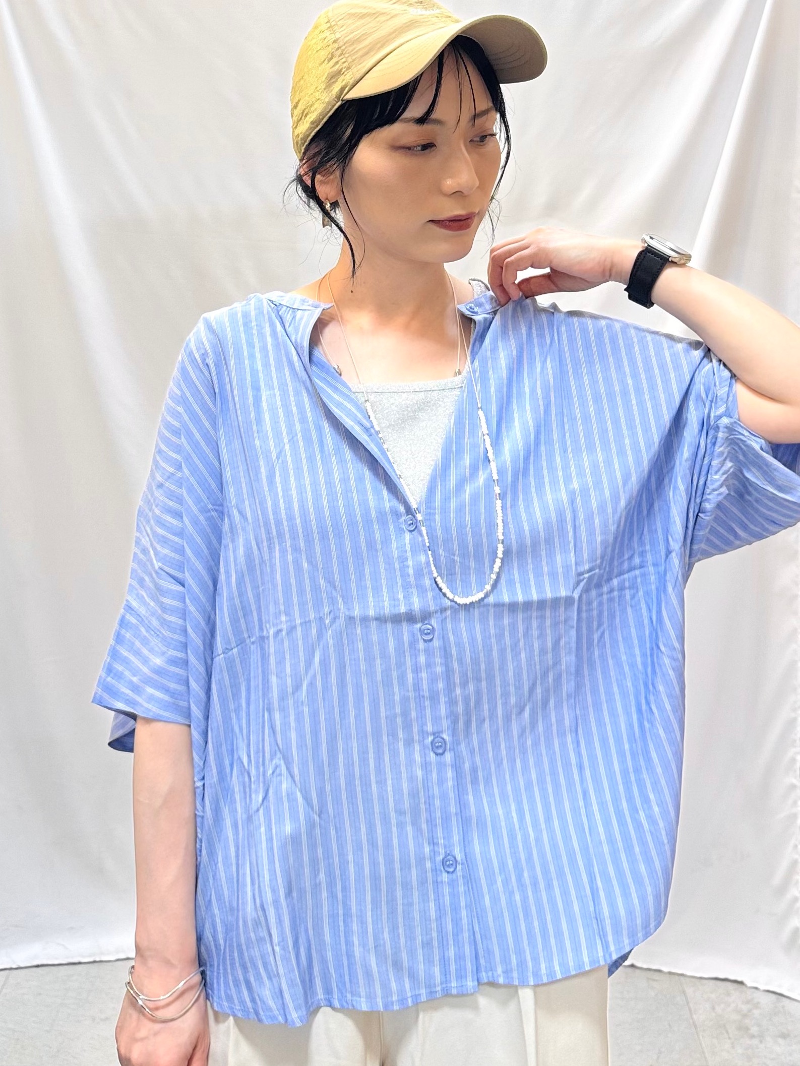 𝐇𝐢𝐫𝐨𝐦𝐢さんの「SHOO･LA･RUE｜【ひんやり/洗濯機可/体型カバー】二の腕隠れる ゆるっと襟ギャザーレーヨンシャツ」を使ったコーディネート