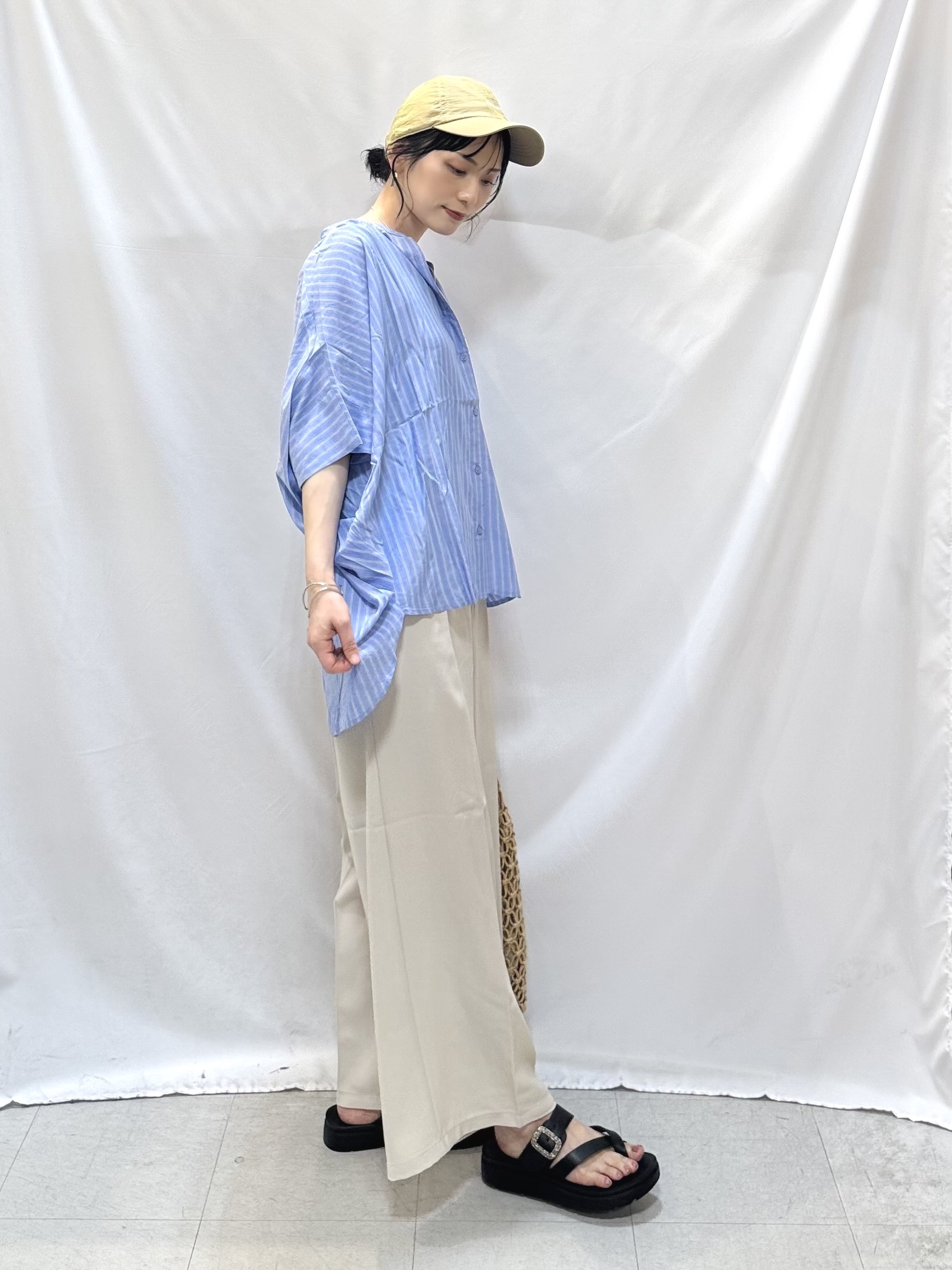 𝐇𝐢𝐫𝐨𝐦𝐢さんの「SHOO･LA･RUE｜【ひんやり/洗濯機可/体型カバー】二の腕隠れる ゆるっと襟ギャザーレーヨンシャツ」を使ったコーディネート
