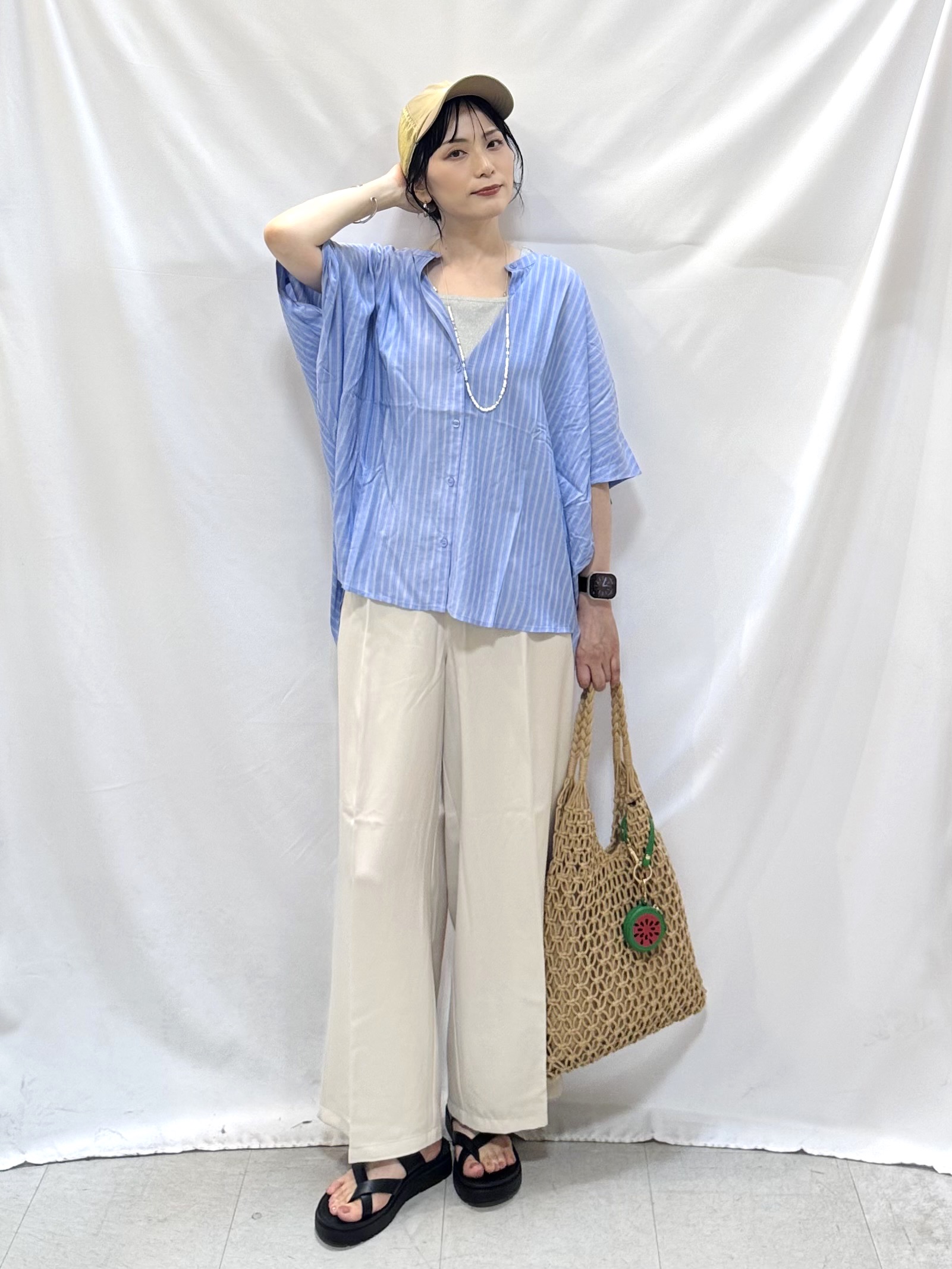 𝐇𝐢𝐫𝐨𝐦𝐢さんの「SHOO･LA･RUE｜【ひんやり/洗濯機可/体型カバー】二の腕隠れる ゆるっと襟ギャザーレーヨンシャツ」を使ったコーディネート