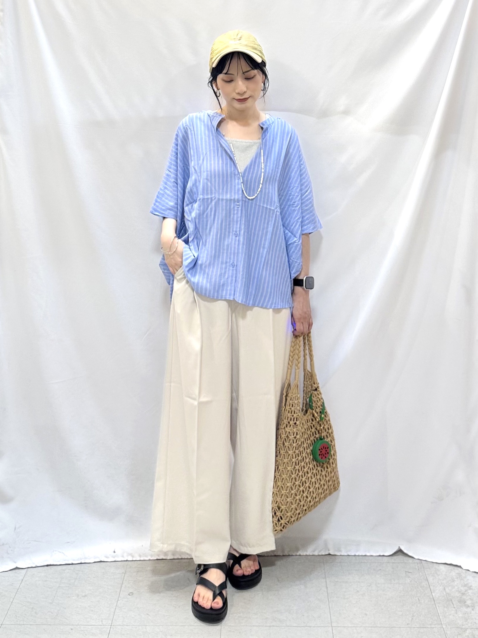 𝐇𝐢𝐫𝐨𝐦𝐢さんの「SHOO･LA･RUE｜【ひんやり/洗濯機可/体型カバー】二の腕隠れる ゆるっと襟ギャザーレーヨンシャツ」を使ったコーディネート