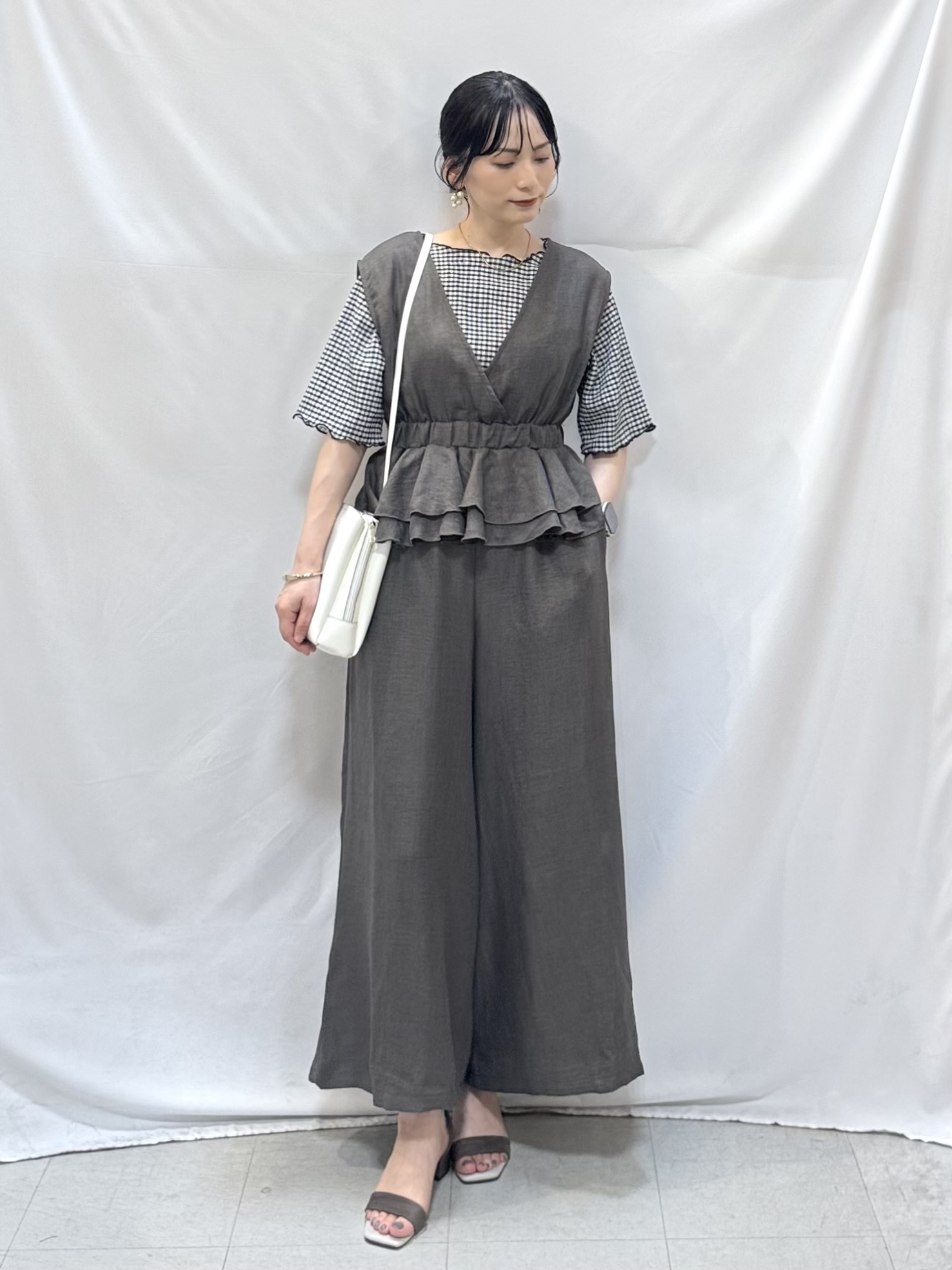 𝐇𝐢𝐫𝐨𝐦𝐢さんの「SHOO･LA･RUE｜【S-LL/洗濯機可】ラクにキレイに Vネックペプラムオールインワン」を使ったコーディネート