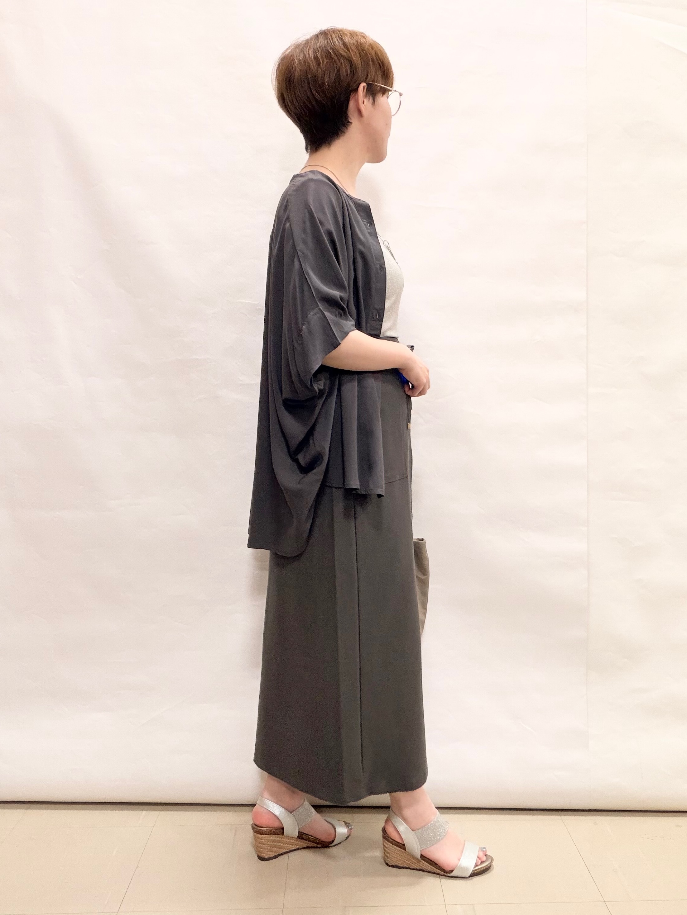 なっちゃんさんの「SHOO･LA･RUE｜【ひんやり/洗濯機可/体型カバー】二の腕隠れる ゆるっとドルマンバンドカラーシャツ」を使ったコーディネート