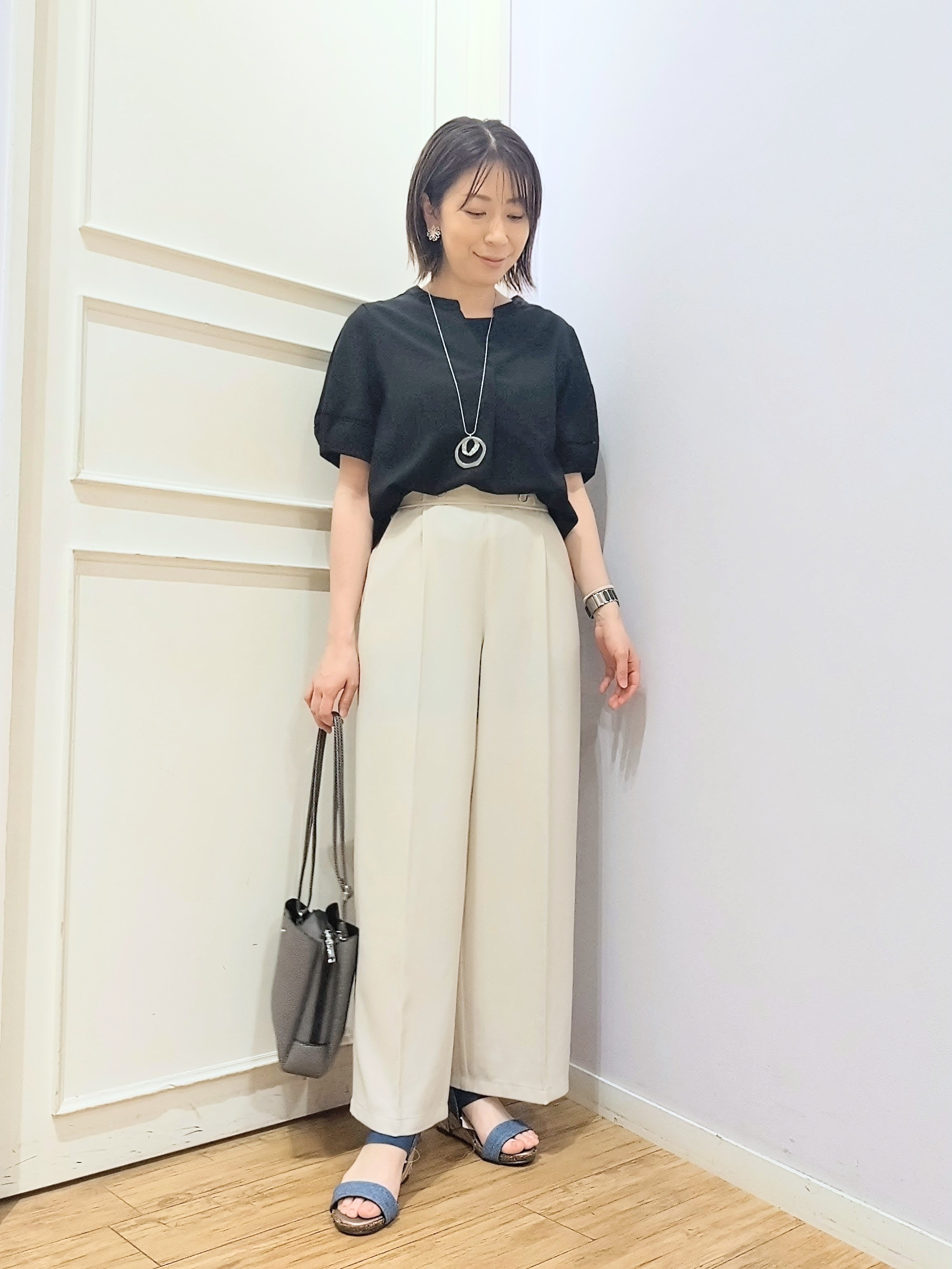 miomioさんの「SHOO･LA･RUE｜【洗濯後しわになりにくい／インせずきまる】麻調ハシゴレーススキッパーブラウス」を使ったコーディネート