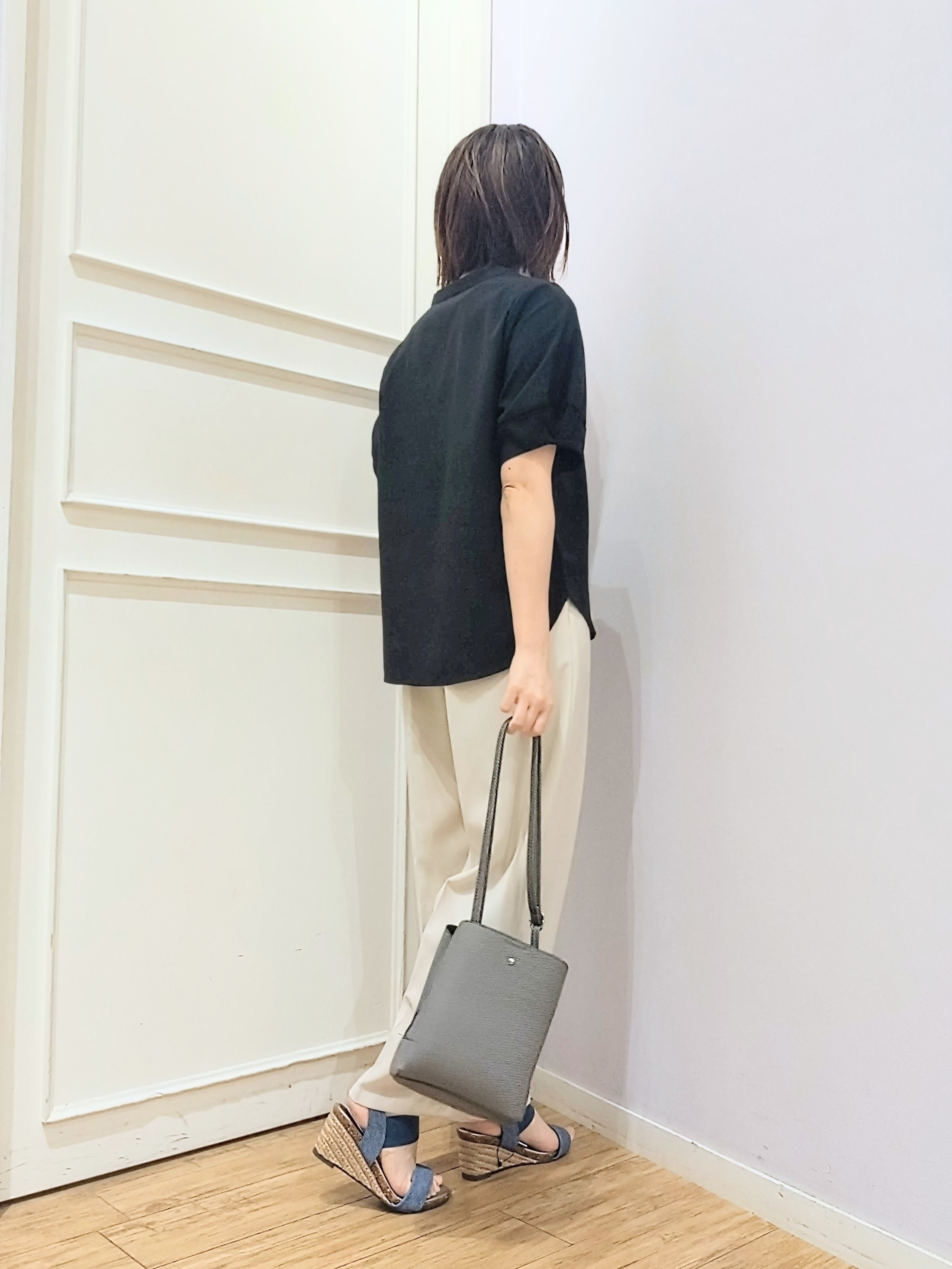 miomioさんの「SHOO･LA･RUE｜【洗濯後しわになりにくい／インせずきまる】麻調ハシゴレーススキッパーブラウス」を使ったコーディネート