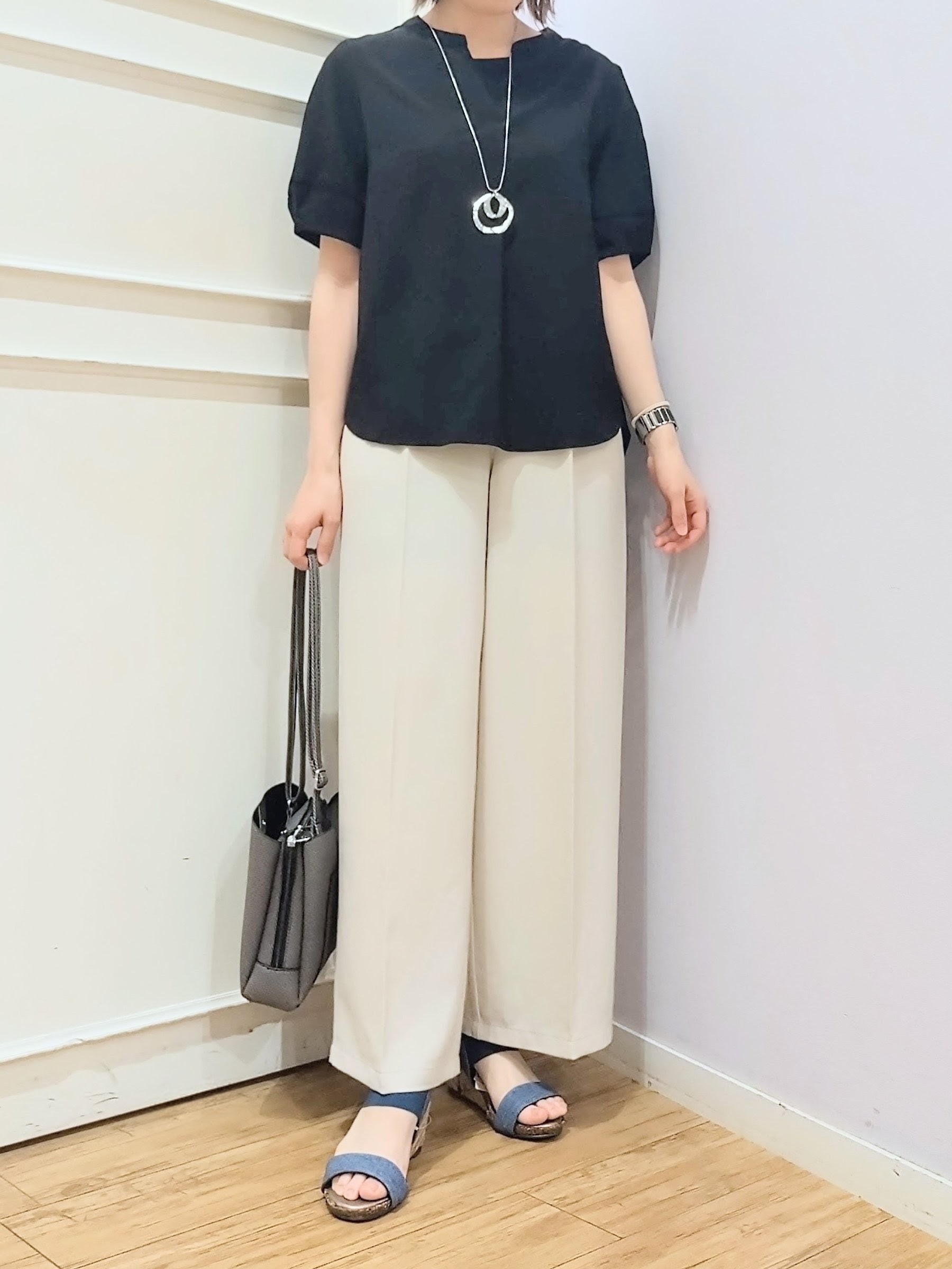 miomioさんの「SHOO･LA･RUE｜【洗濯後しわになりにくい／インせずきまる】麻調ハシゴレーススキッパーブラウス」を使ったコーディネート