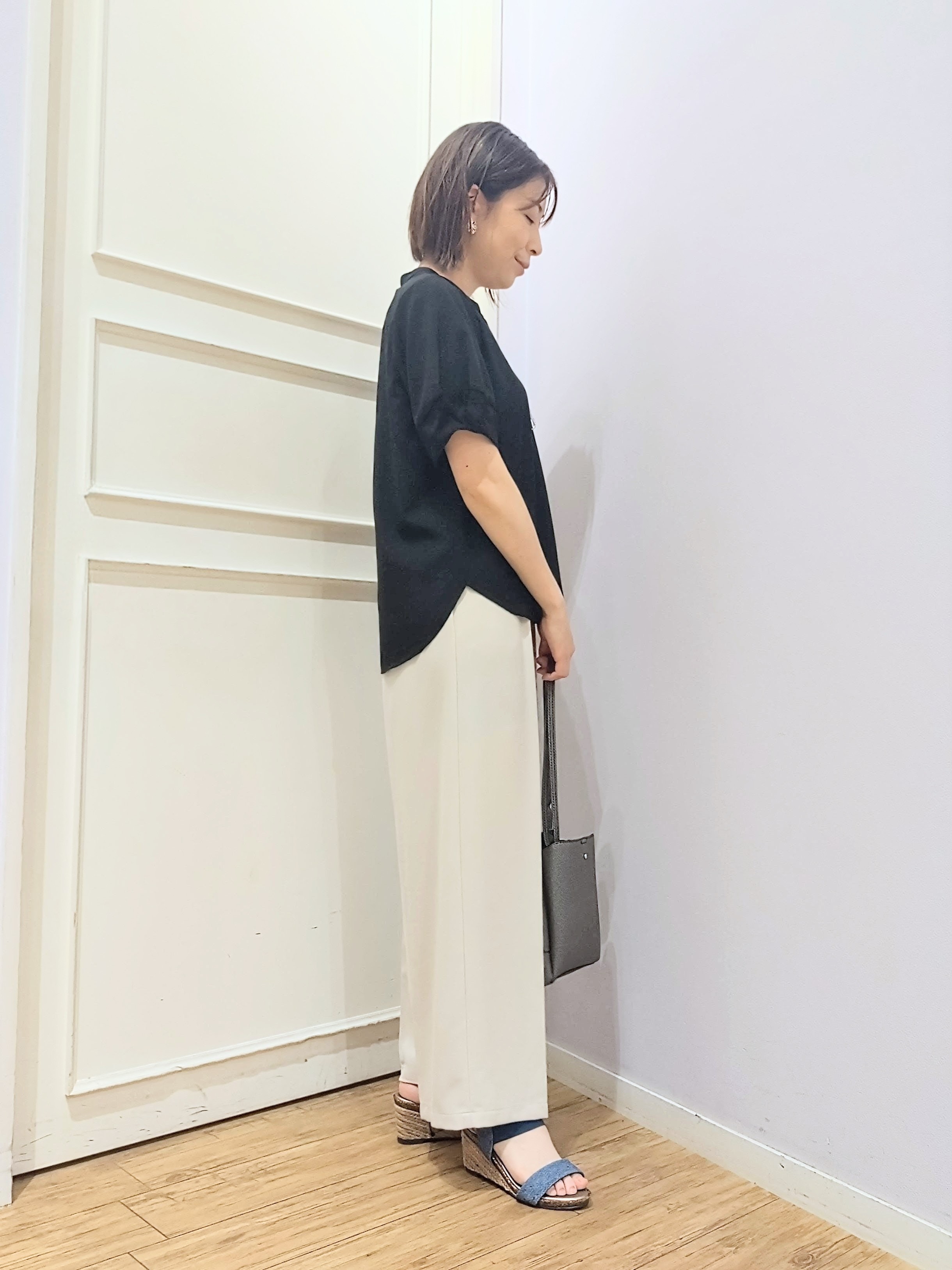miomioさんの「SHOO･LA･RUE｜【洗濯後しわになりにくい／インせずきまる】麻調ハシゴレーススキッパーブラウス」を使ったコーディネート