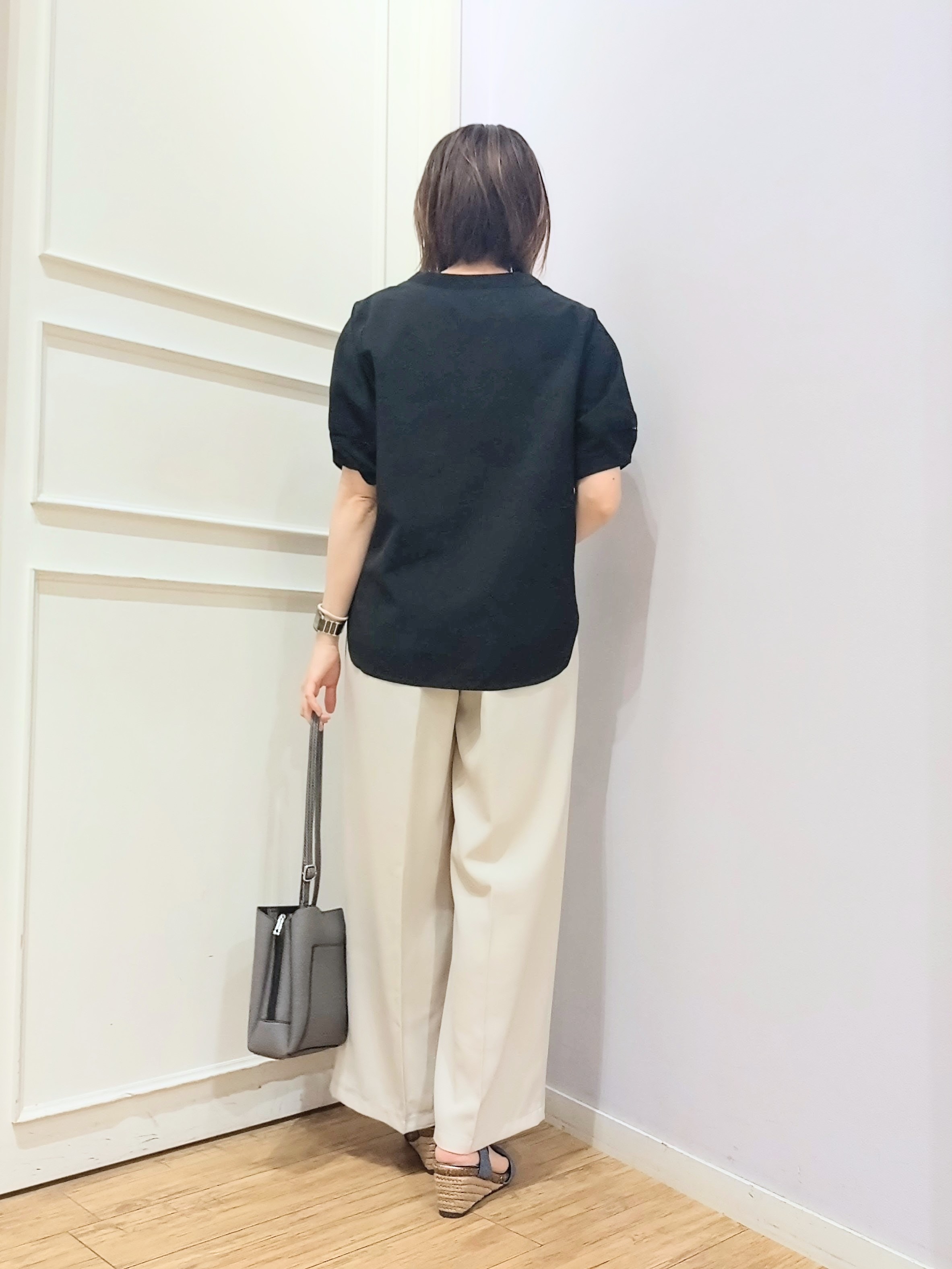 miomioさんの「SHOO･LA･RUE｜【洗濯後しわになりにくい／インせずきまる】麻調ハシゴレーススキッパーブラウス」を使ったコーディネート