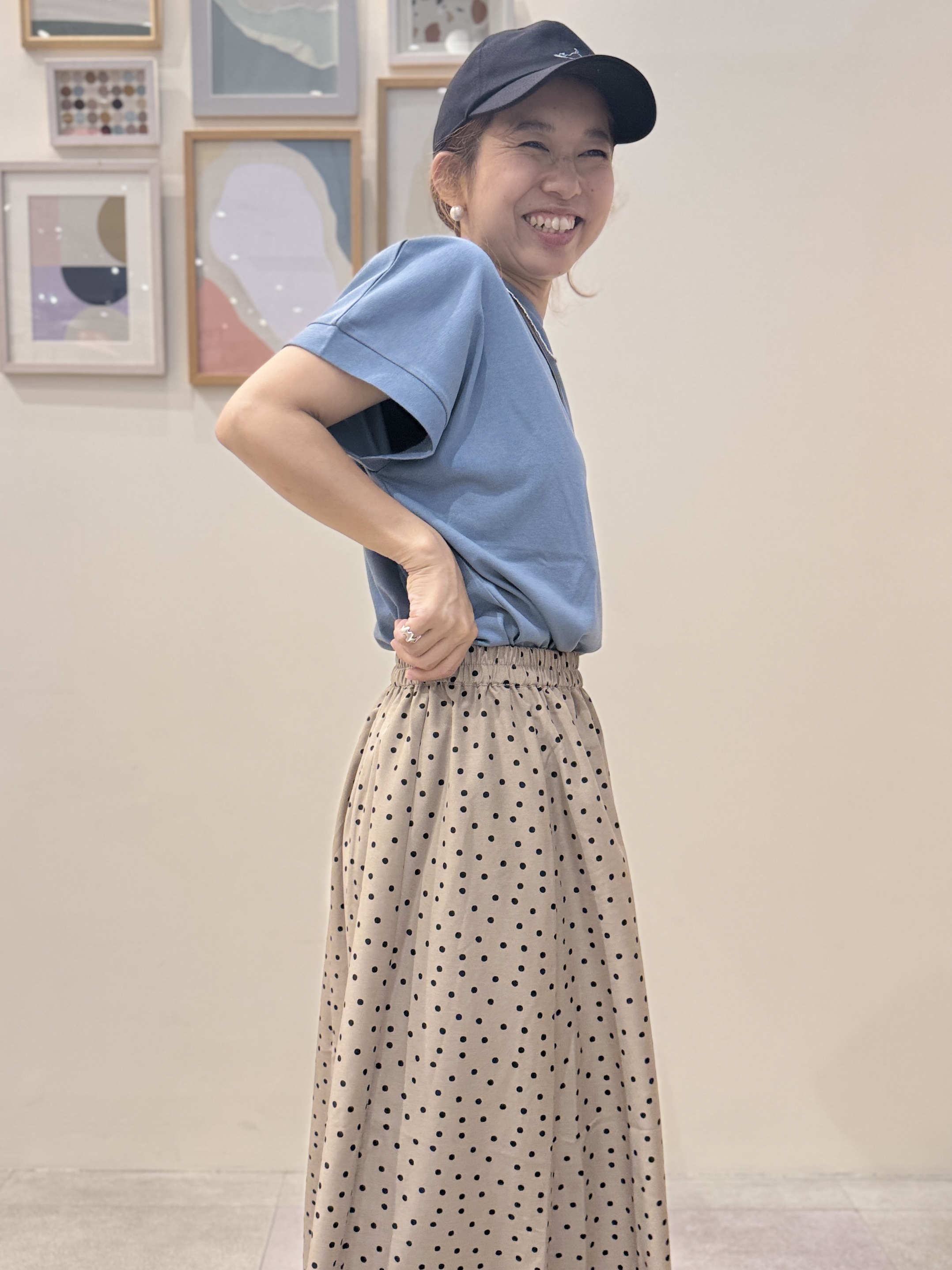 たけぴさんの「SHOO･LA･RUE｜【汗じみ防止/ひんやり/体型カバー】真夏の味方。 汗じみが気になりにくい 大人の刺繍ロゴTシャツ」を使ったコーディネート