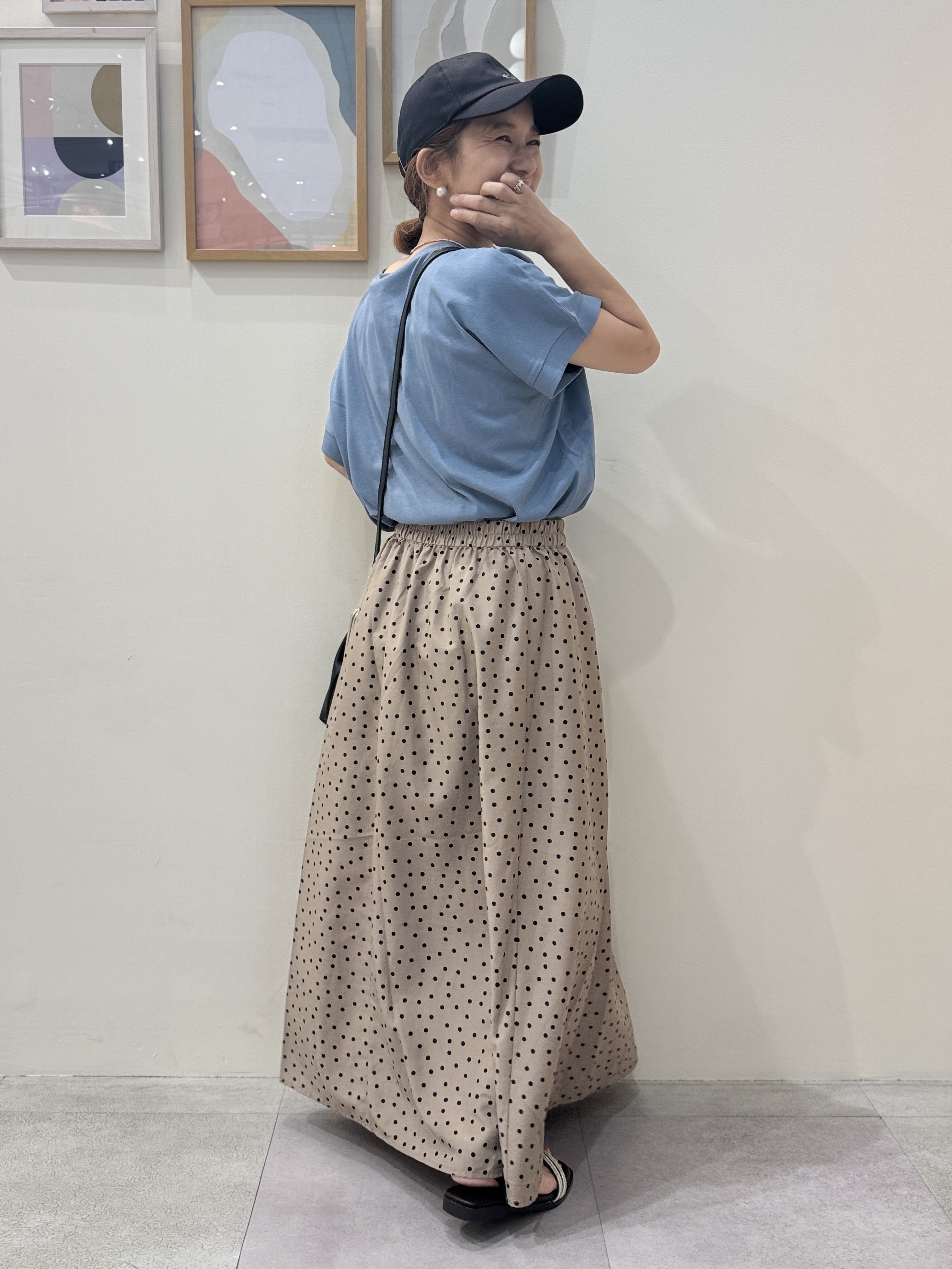 たけぴさんの「SHOO･LA･RUE｜【汗じみ防止/ひんやり/体型カバー】真夏の味方。 汗じみが気になりにくい 大人の刺繍ロゴTシャツ」を使ったコーディネート