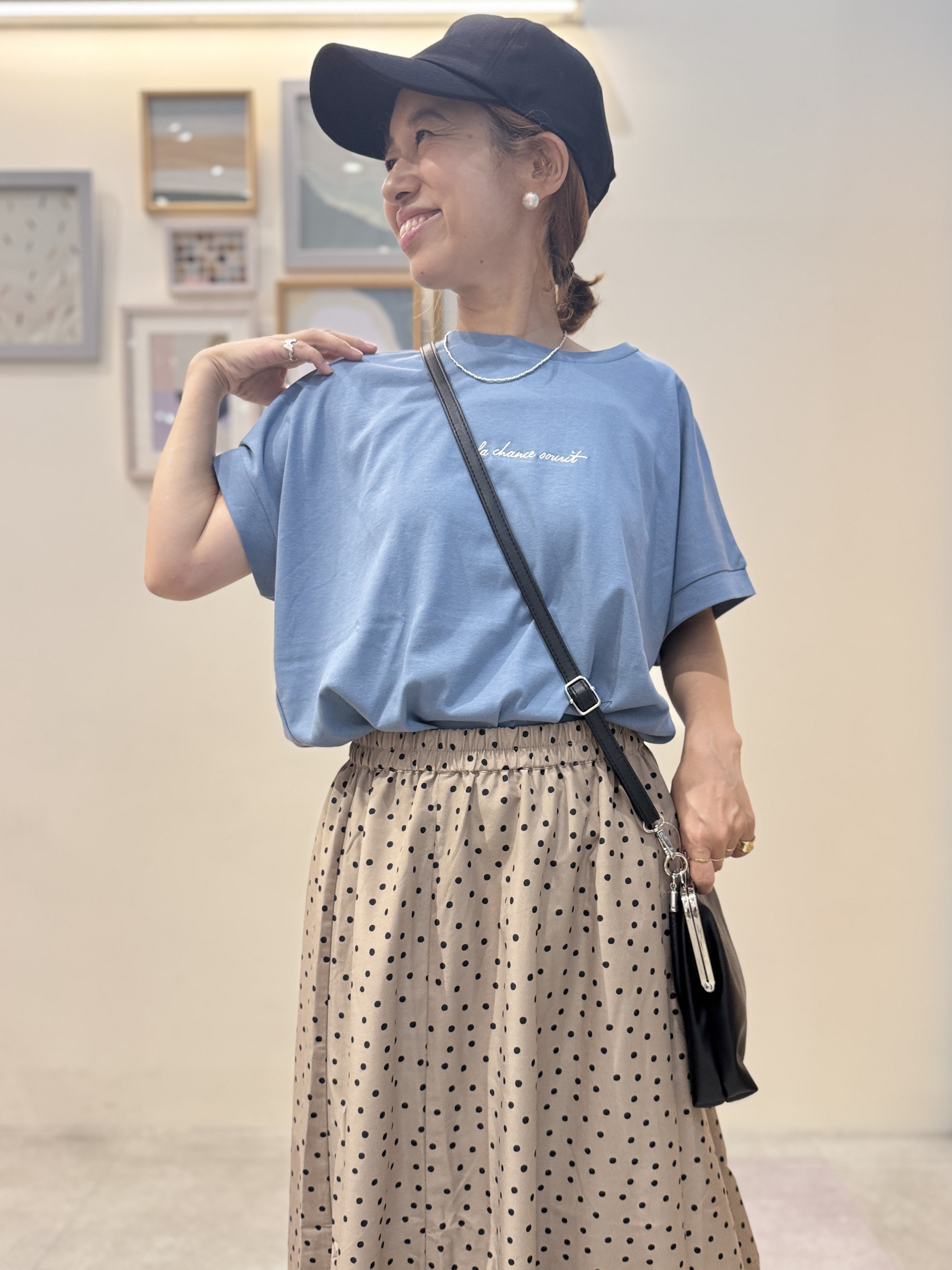 たけぴさんの「SHOO･LA･RUE｜【汗じみ防止/ひんやり/体型カバー】真夏の味方。 汗じみが気になりにくい 大人の刺繍ロゴTシャツ」を使ったコーディネート