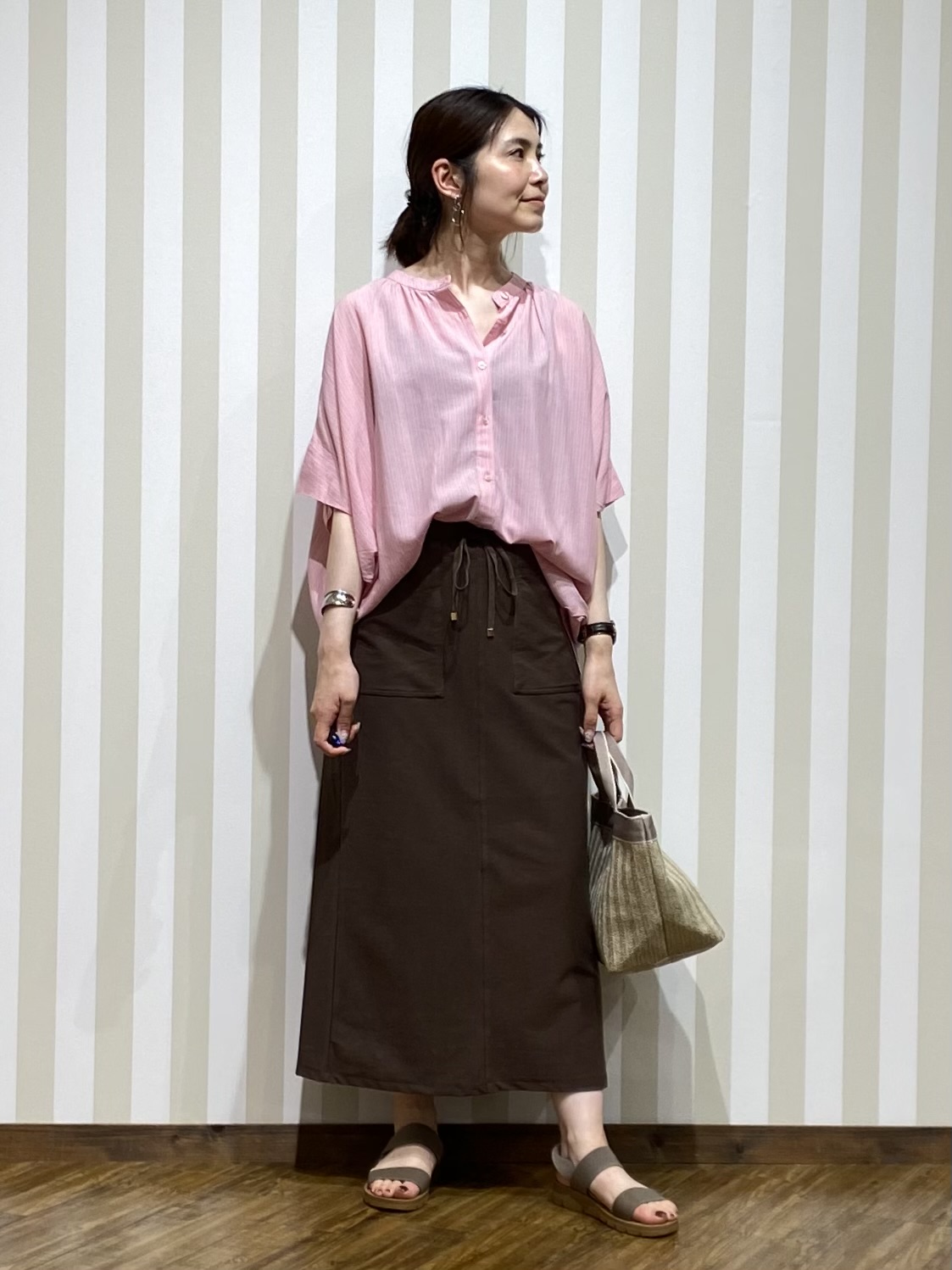 SAOさんの「SHOO･LA･RUE｜【ひんやり/洗濯機可/体型カバー】二の腕隠れる ゆるっと襟ギャザーレーヨンシャツ」を使ったコーディネート