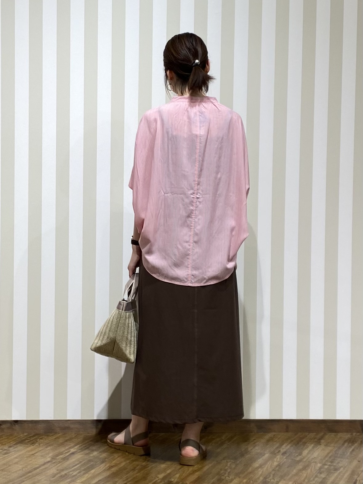 SAOさんの「SHOO･LA･RUE｜【ひんやり/洗濯機可/体型カバー】二の腕隠れる ゆるっと襟ギャザーレーヨンシャツ」を使ったコーディネート