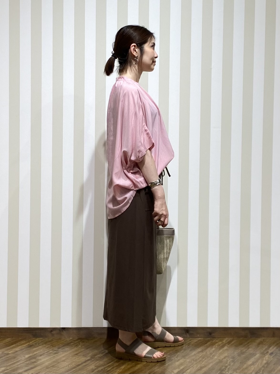 SAOさんの「SHOO･LA･RUE｜【ひんやり/洗濯機可/体型カバー】二の腕隠れる ゆるっと襟ギャザーレーヨンシャツ」を使ったコーディネート