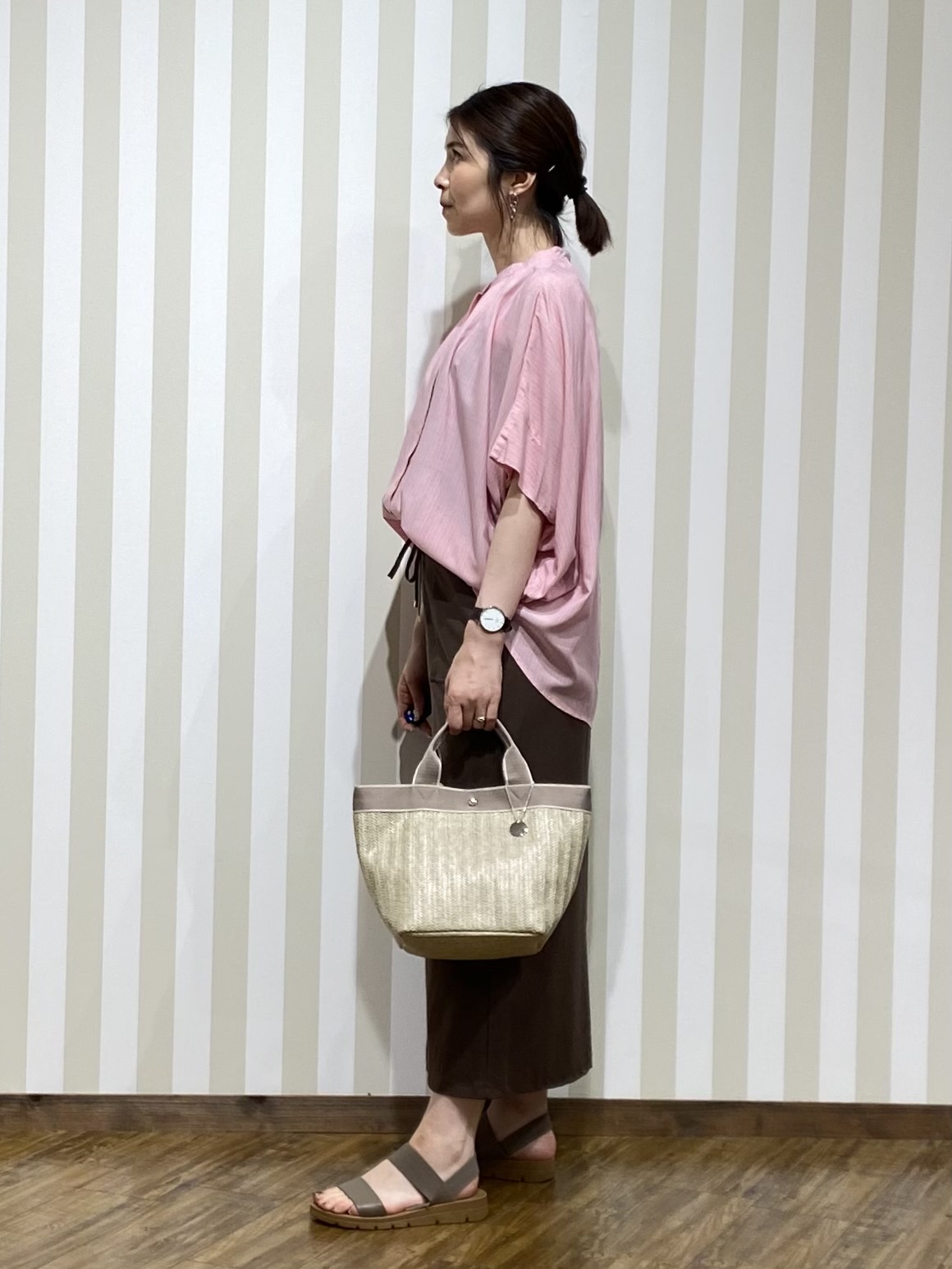 SAOさんの「SHOO･LA･RUE｜【ひんやり/洗濯機可/体型カバー】二の腕隠れる ゆるっと襟ギャザーレーヨンシャツ」を使ったコーディネート