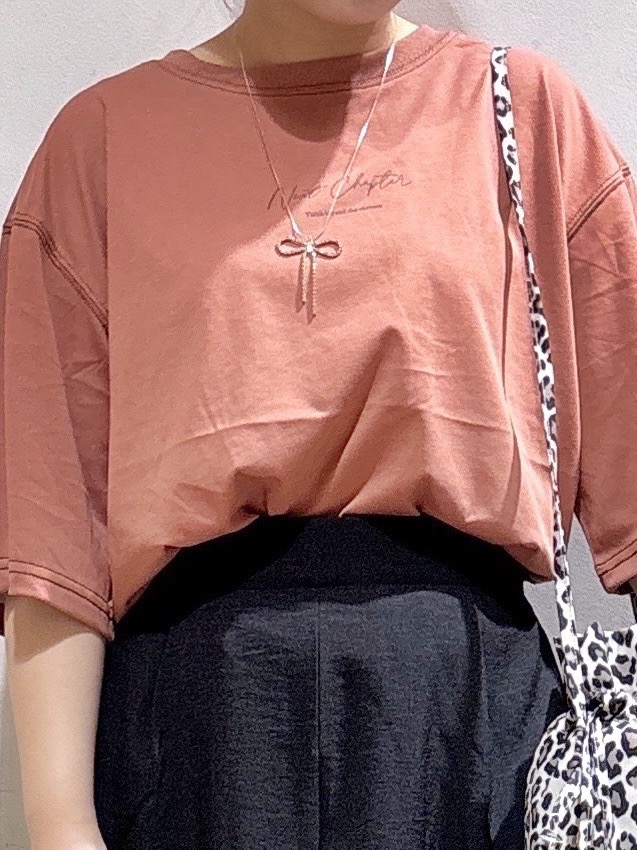 るねさんの「SHOO･LA･RUE｜【S-LL/体型カバー】インせず着られる 配色ステッチ 5分袖ロゴTシャツ」を使ったコーディネート
