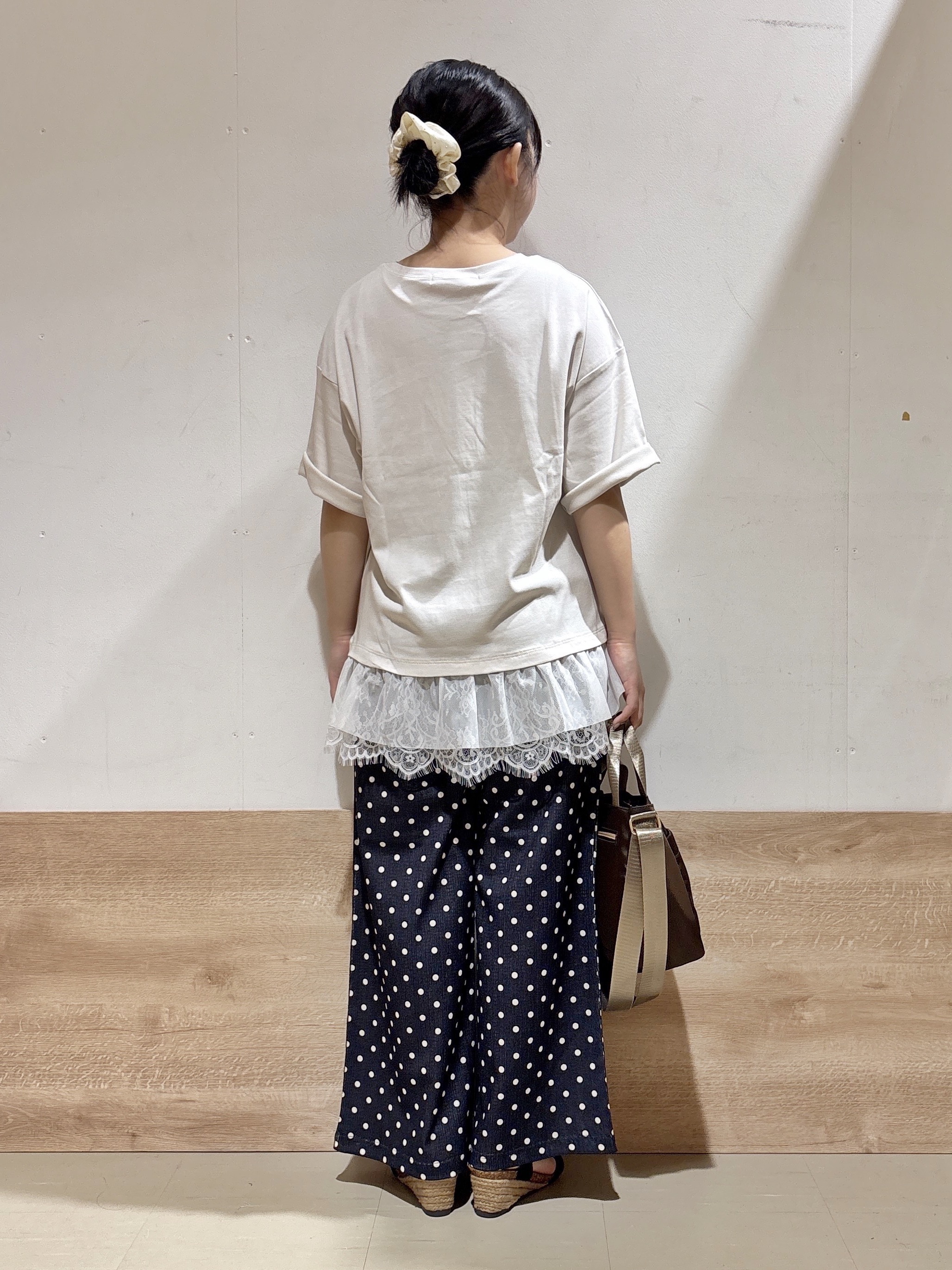 るねさんの「SHOO･LA･RUE｜【ひんやり/UV/抗菌防臭/S-LL】1枚でサマ見え 裾レースTシャツ」を使ったコーディネート