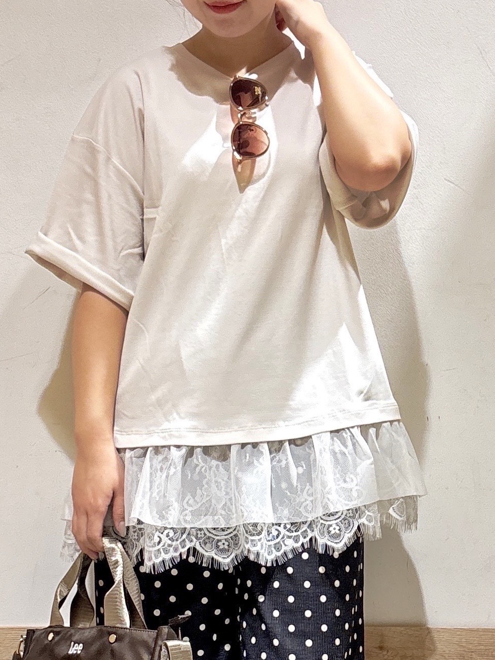 るねさんの「SHOO･LA･RUE｜【ひんやり/UV/抗菌防臭/S-LL】1枚でサマ見え 裾レースTシャツ」を使ったコーディネート