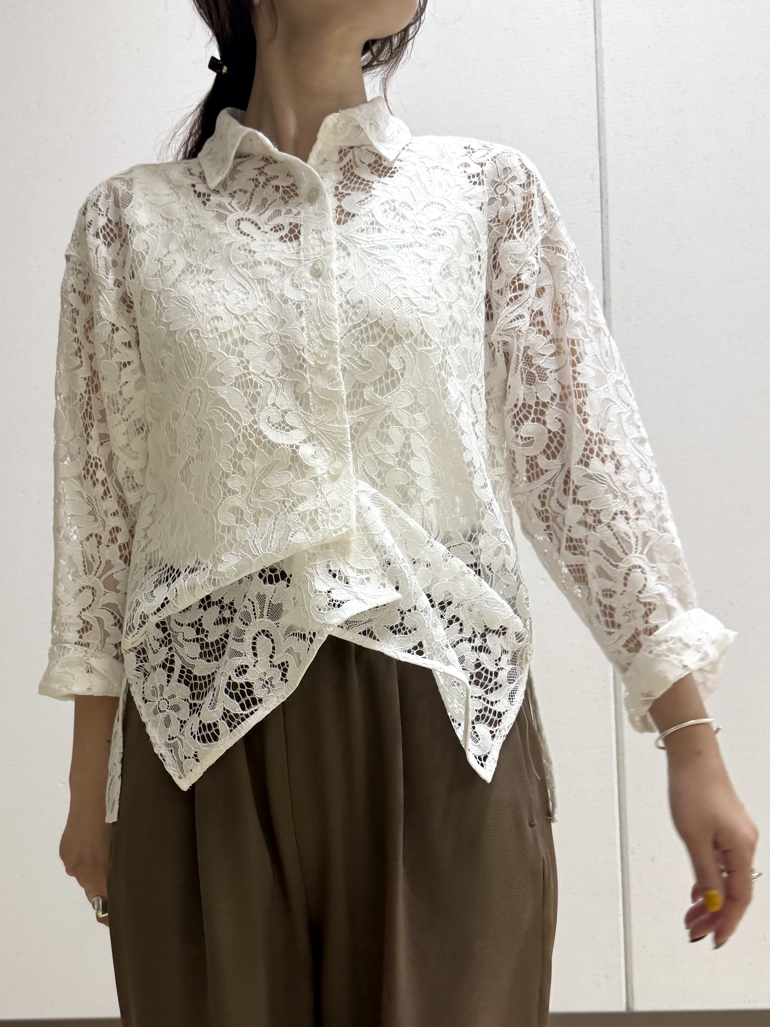 mamiさんの「INDIVI｜【洗える／トレンド】大人レースシャツ」を使ったコーディネート