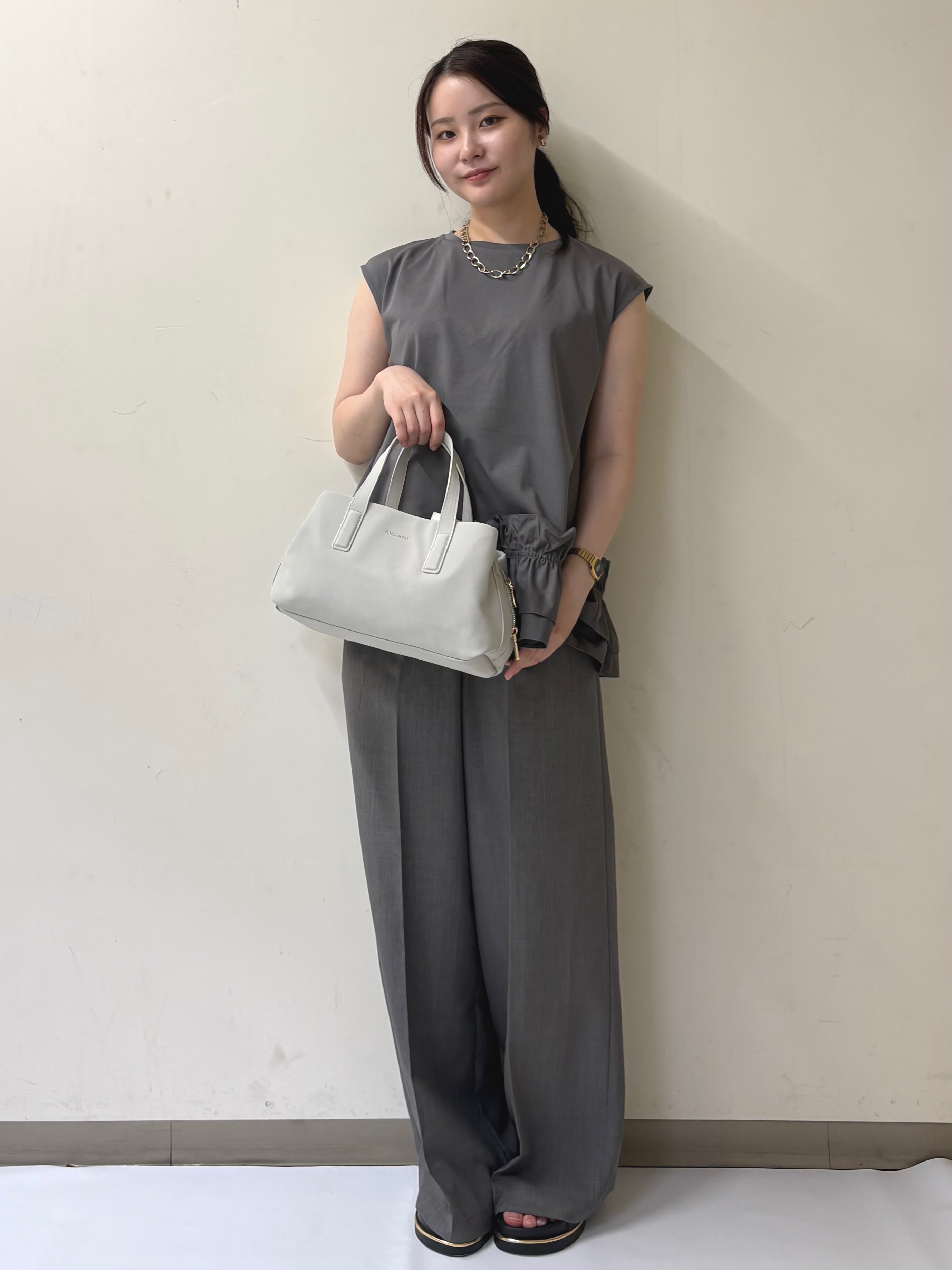 幕田里咲さんの「OPAQUE.CLIP｜裾フリルドッキングカットソー【洗濯機OK】」を使ったコーディネート