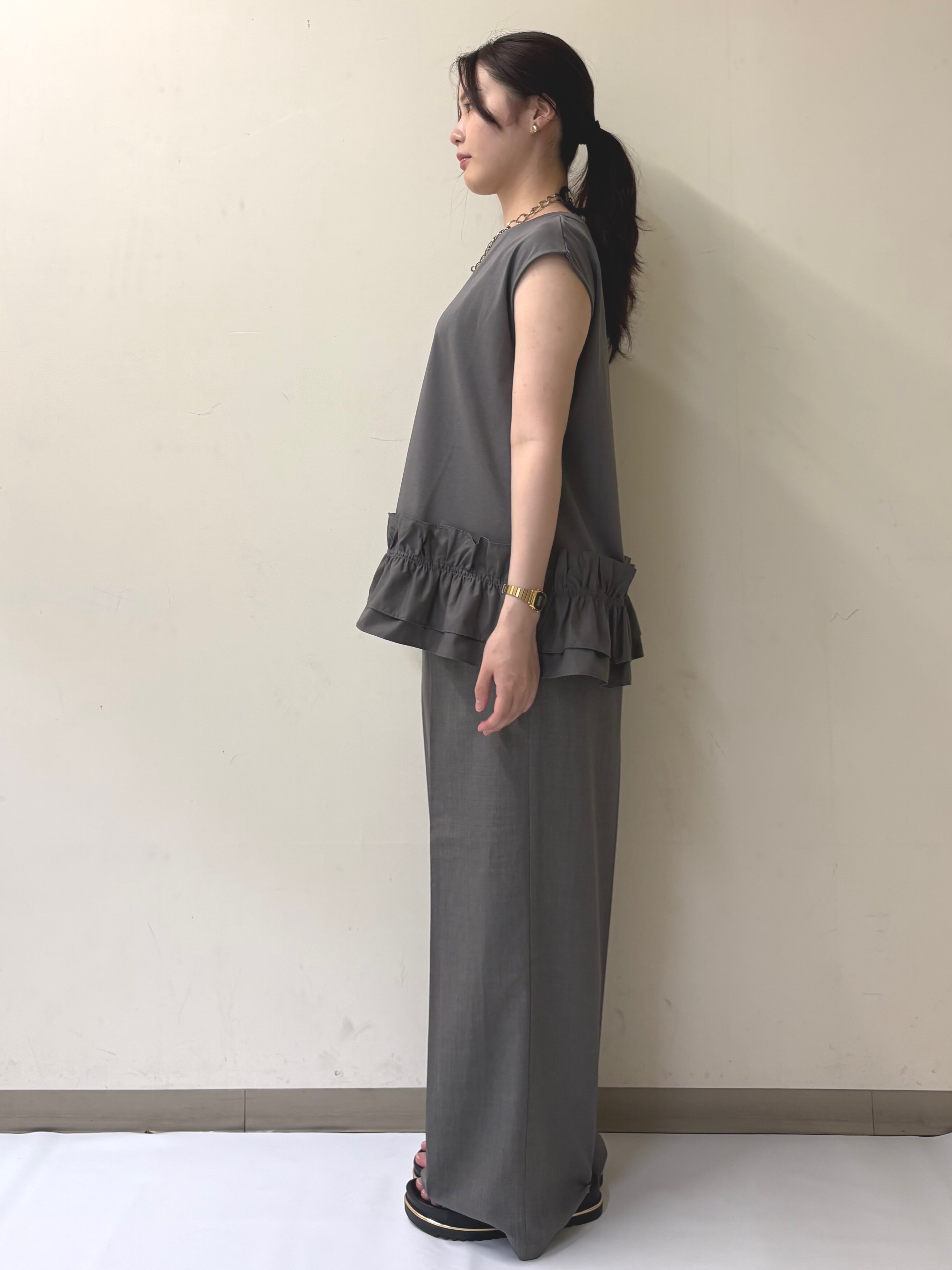 幕田里咲さんの「OPAQUE.CLIP｜裾フリルドッキングカットソー【洗濯機OK】」を使ったコーディネート