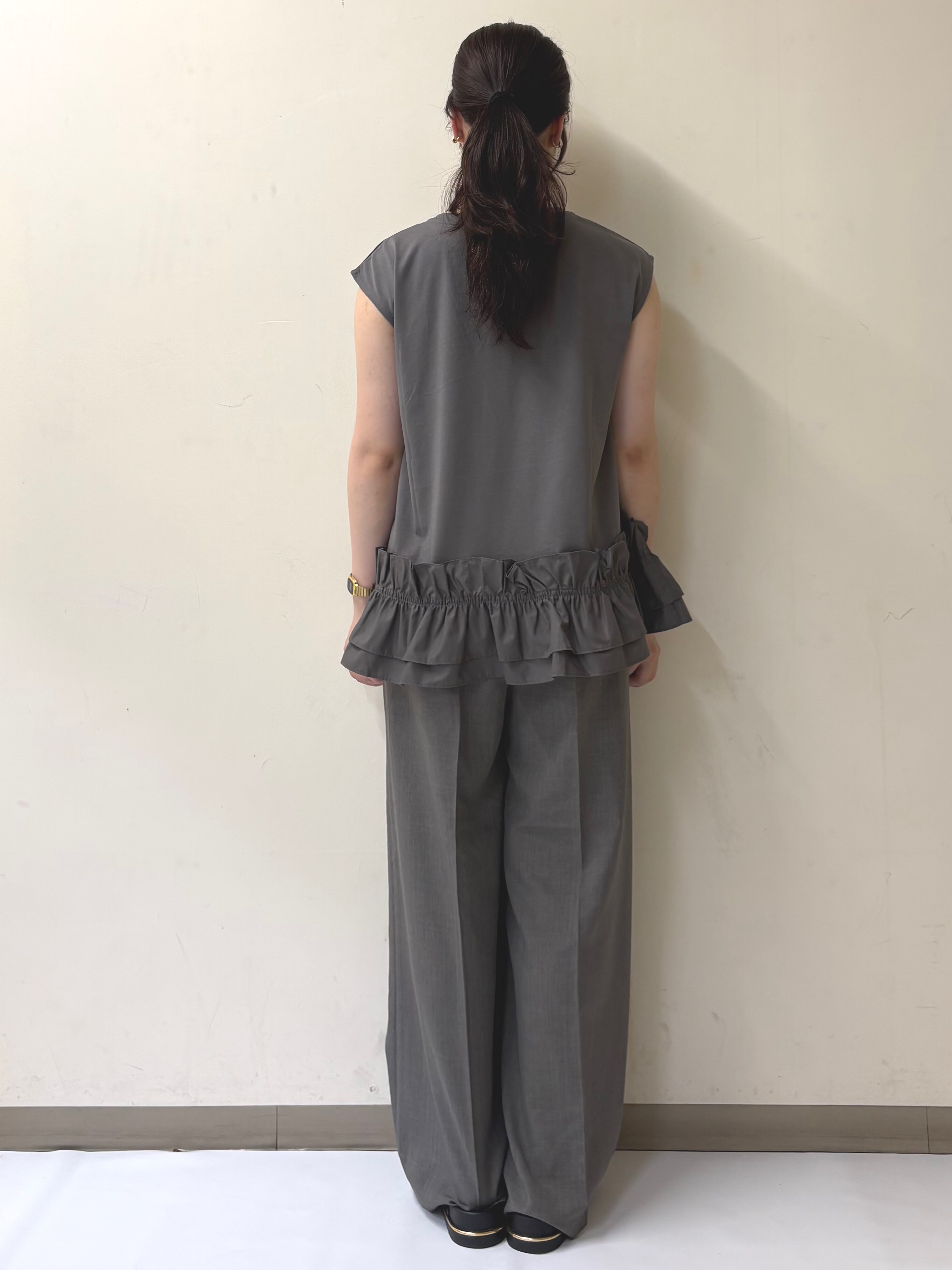 幕田里咲さんの「OPAQUE.CLIP｜裾フリルドッキングカットソー【洗濯機OK】」を使ったコーディネート