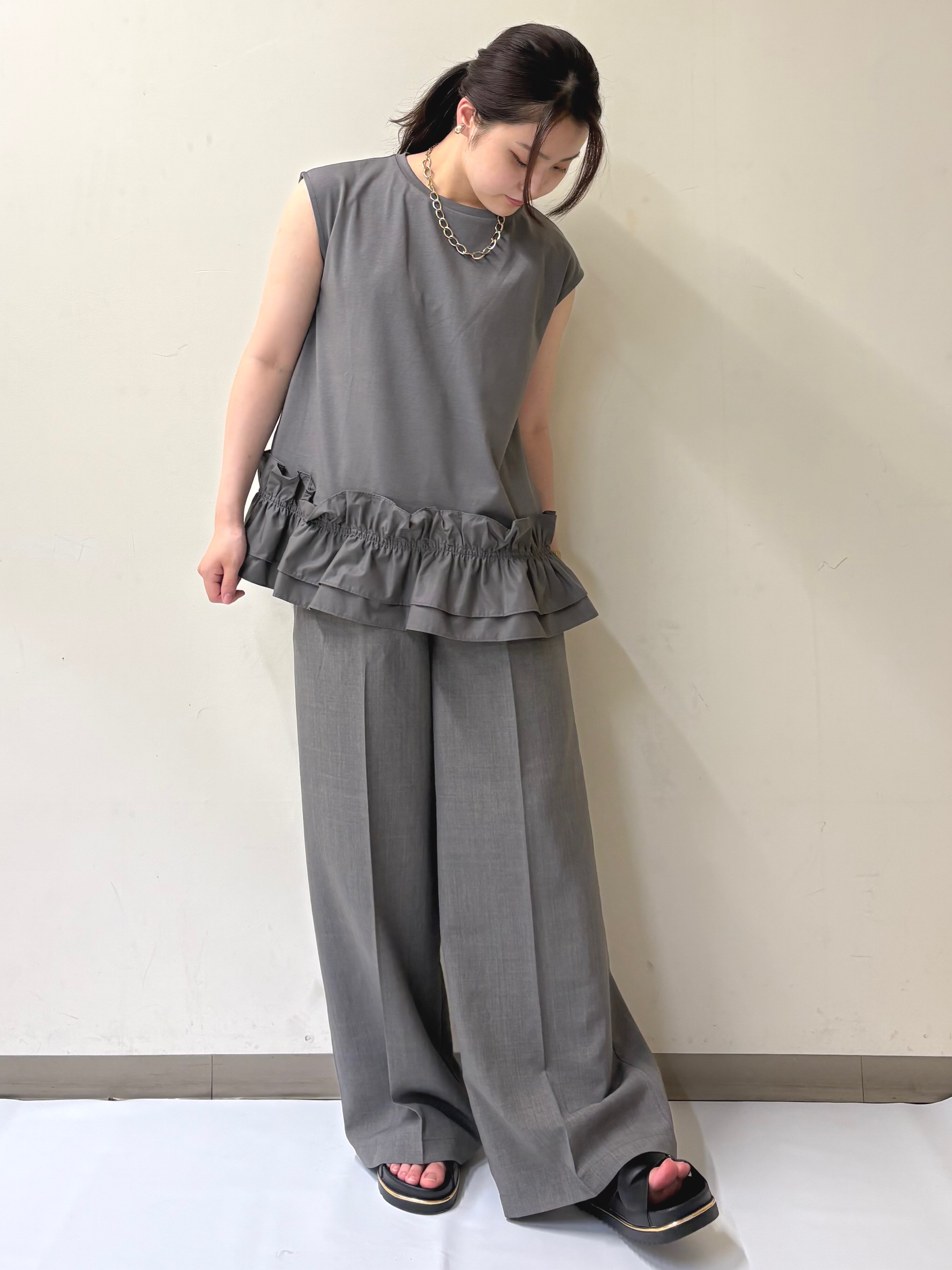 幕田里咲さんの「OPAQUE.CLIP｜裾フリルドッキングカットソー【洗濯機OK】」を使ったコーディネート