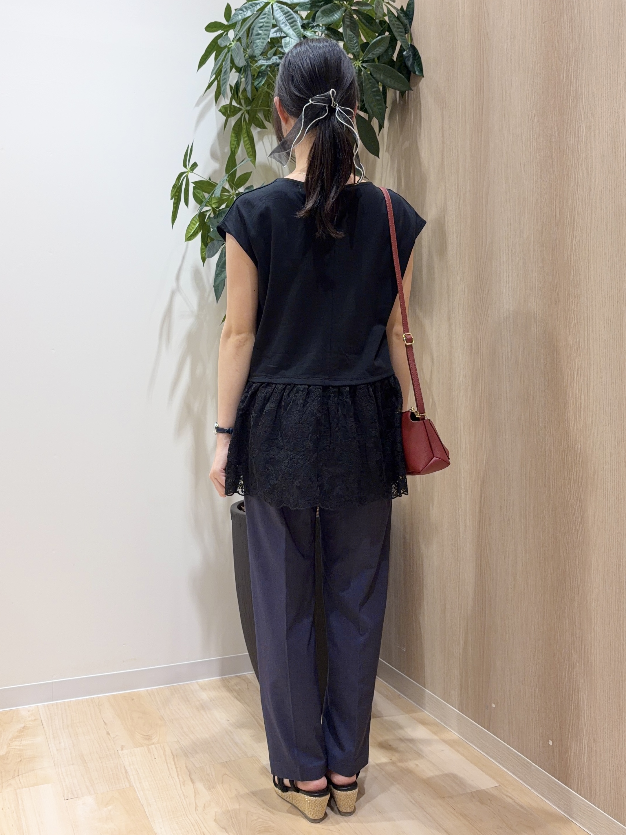 ayaneさんの「grove｜【体型カバー】刺繍チュールレースドッキングカットソー」を使ったコーディネート