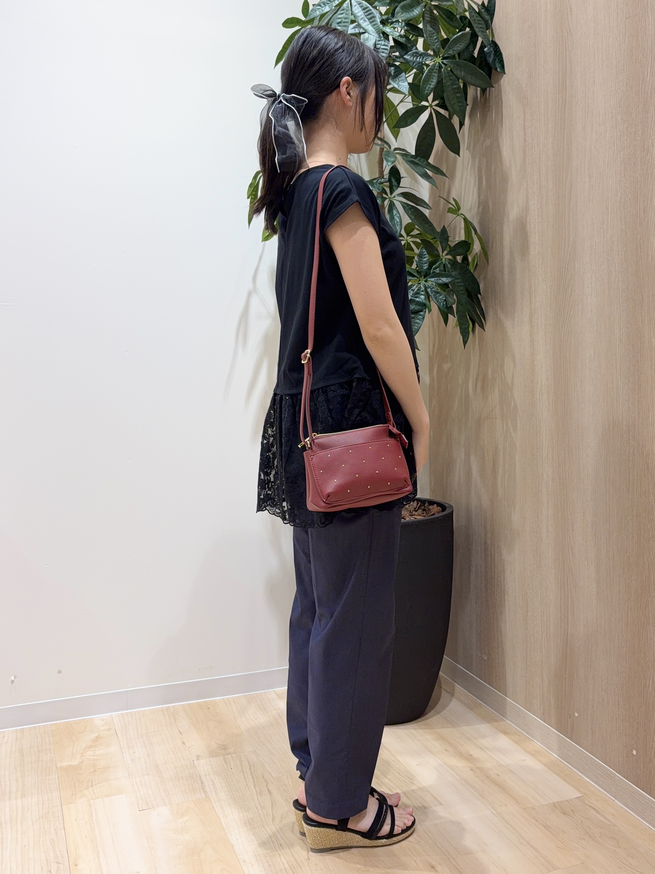 ayaneさんの「grove｜【体型カバー】刺繍チュールレースドッキングカットソー」を使ったコーディネート