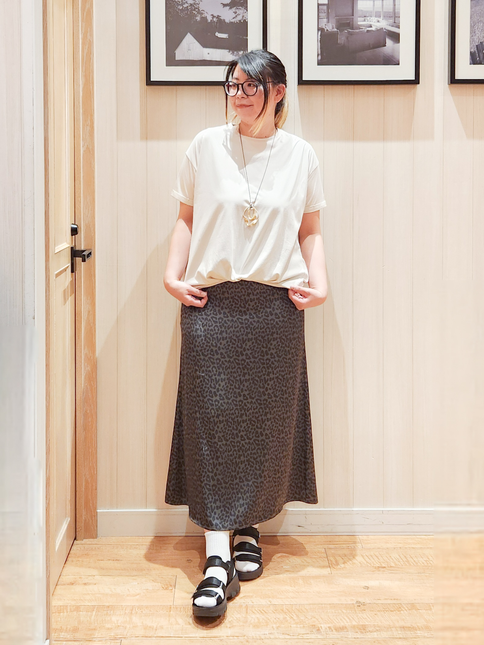 れーやんさんの「SHOO･LA･RUE｜【ひんやり/体型カバー/S-LL】インせず決まる フロントタックデザインTシャツ」を使ったコーディネート