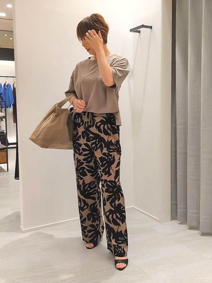 Hiromiさんの「UNTITLED｜【ウエストゴム】リーフプリントワイドパンツ」を使ったコーディネート
