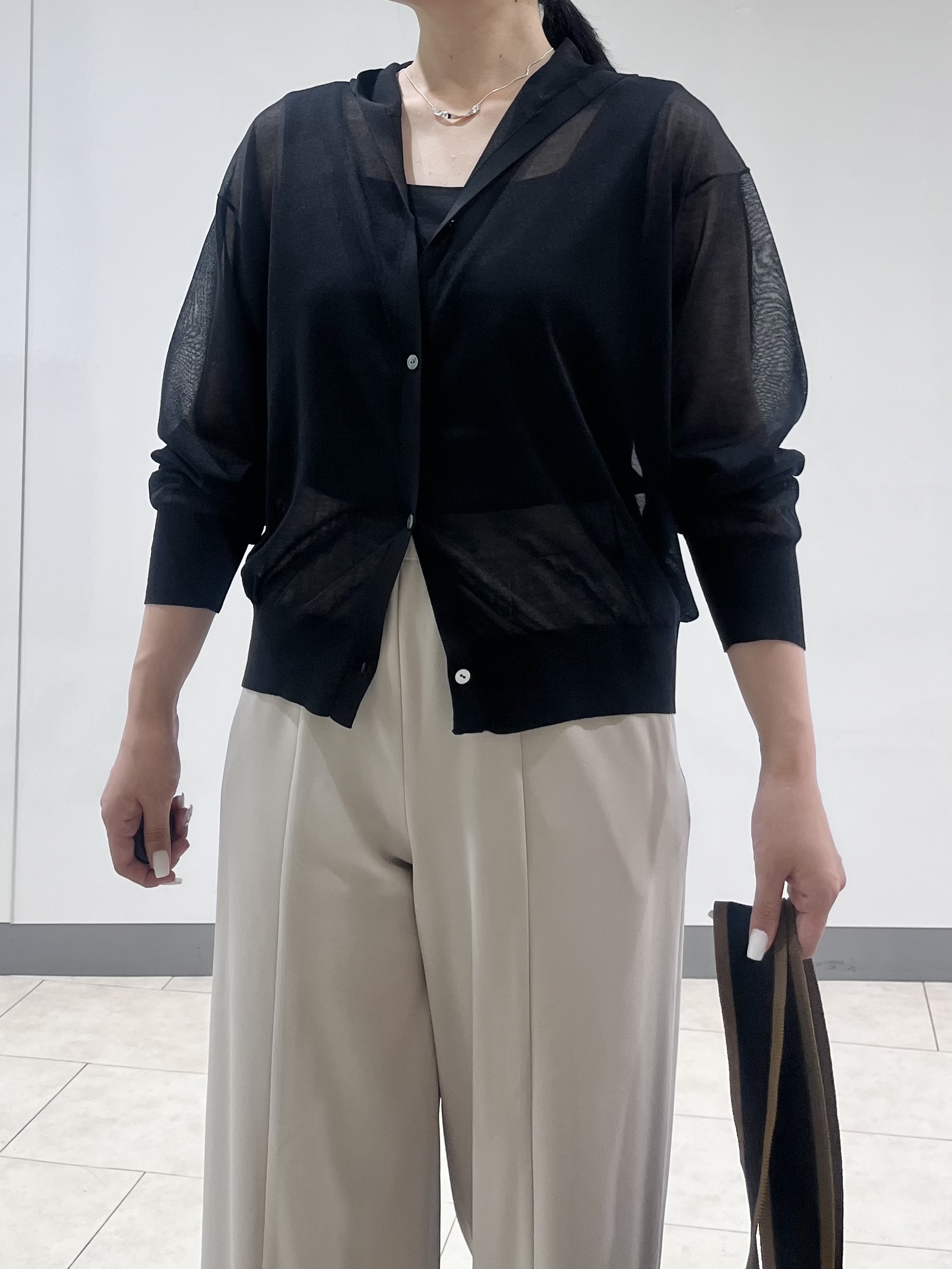 hasuさんの「INDIVI｜【洗える／シアー】フーディー カーディガンニット」を使ったコーディネート