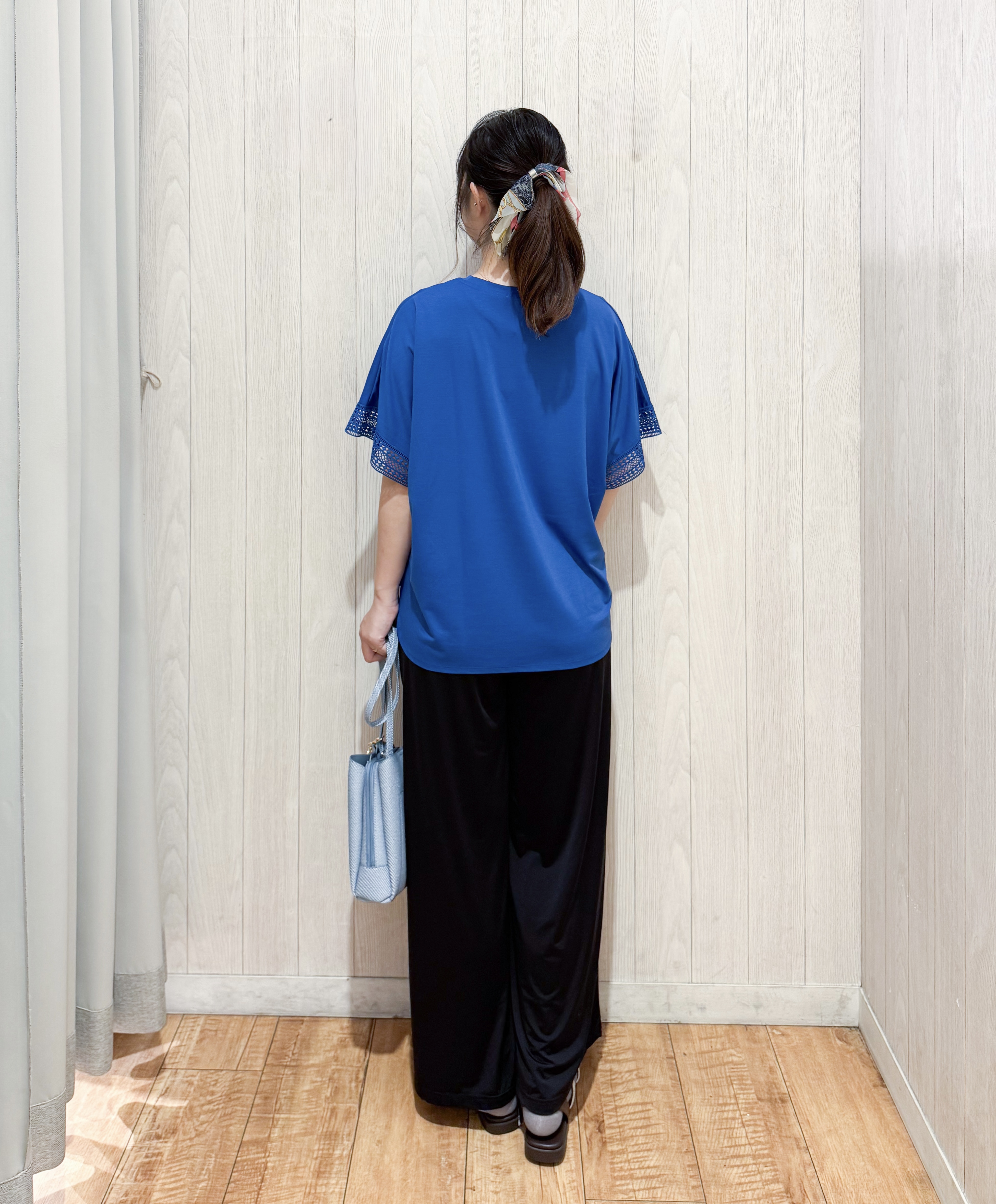 愛さんの「SHOO･LA･RUE｜【ひんやり/UV/体型カバー】ヒップ周りが隠せる ひんやりお袖レースTシャツ」を使ったコーディネート