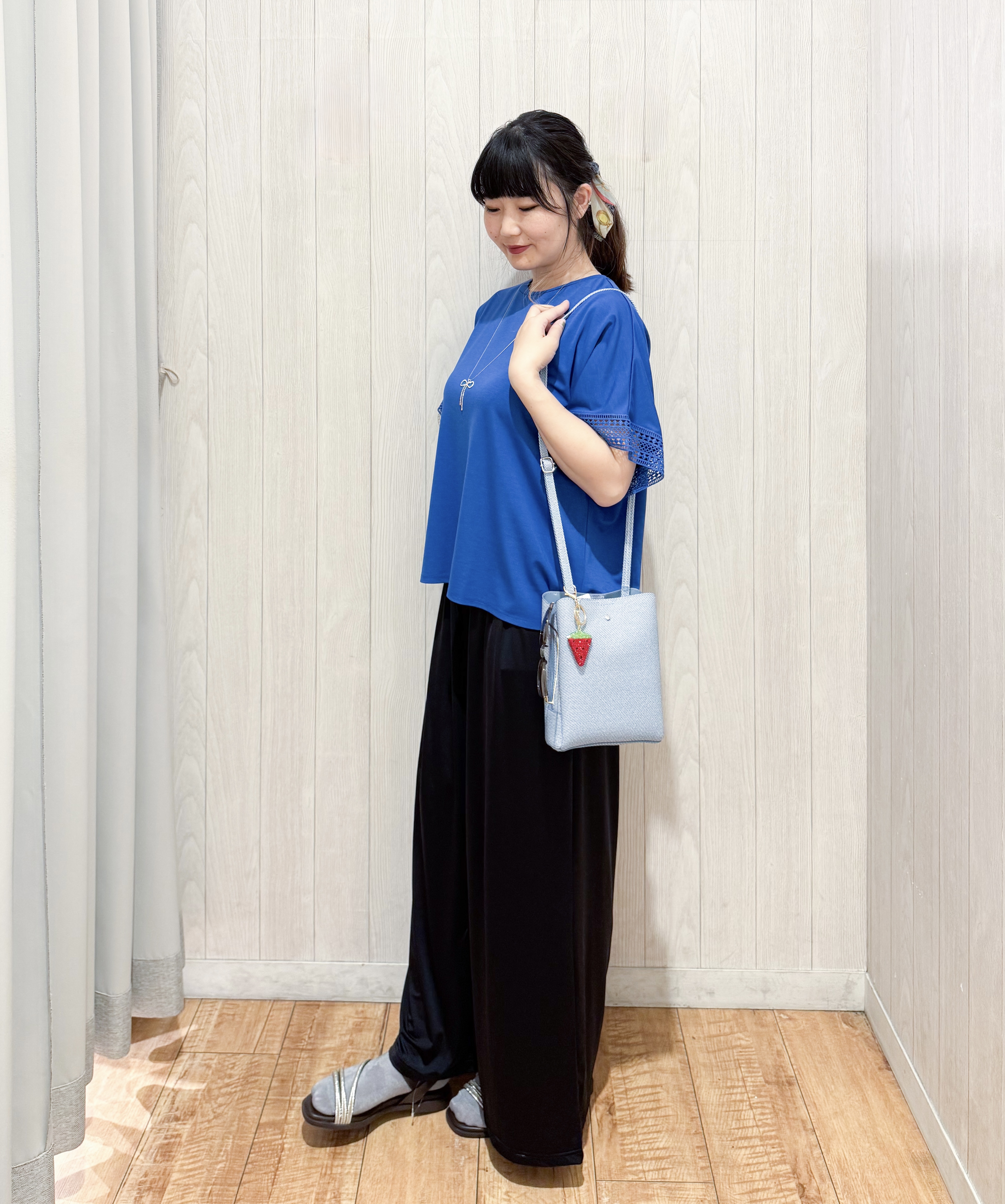 愛さんの「SHOO･LA･RUE｜【ひんやり/UV/体型カバー】ヒップ周りが隠せる ひんやりお袖レースTシャツ」を使ったコーディネート