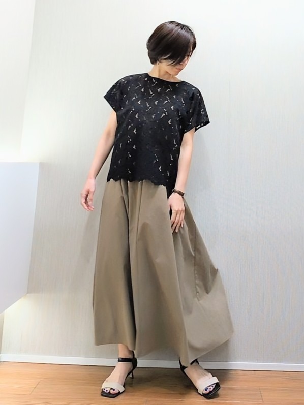ミズタさんの「UNTITLED｜【セットアップ可/品のある透け感】リーフレースブラウス」を使ったコーディネート