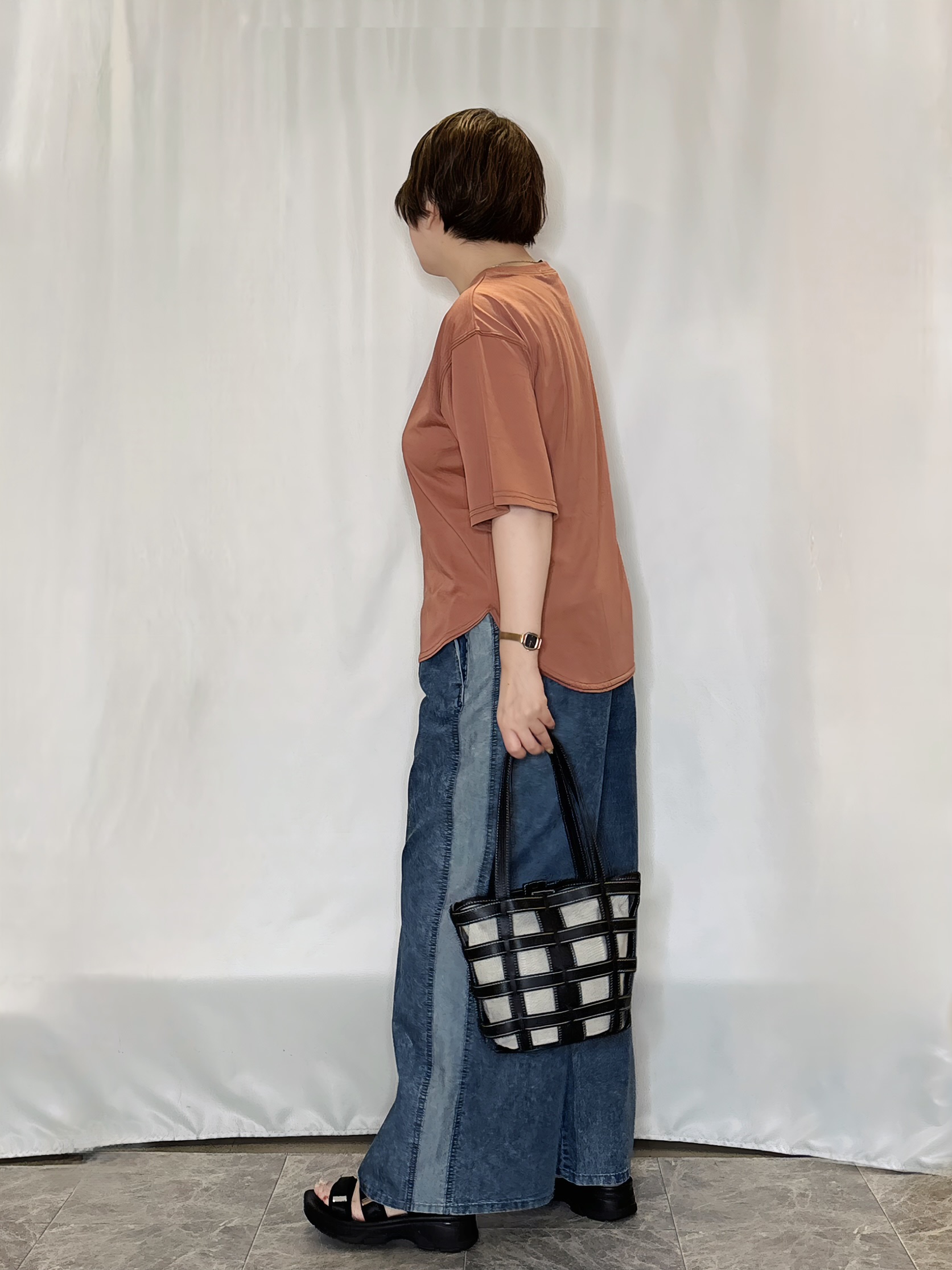 たみさんの「SHOO･LA･RUE｜【体型カバー】インせず着られる 配色ステッチロゴTシャツ」を使ったコーディネート
