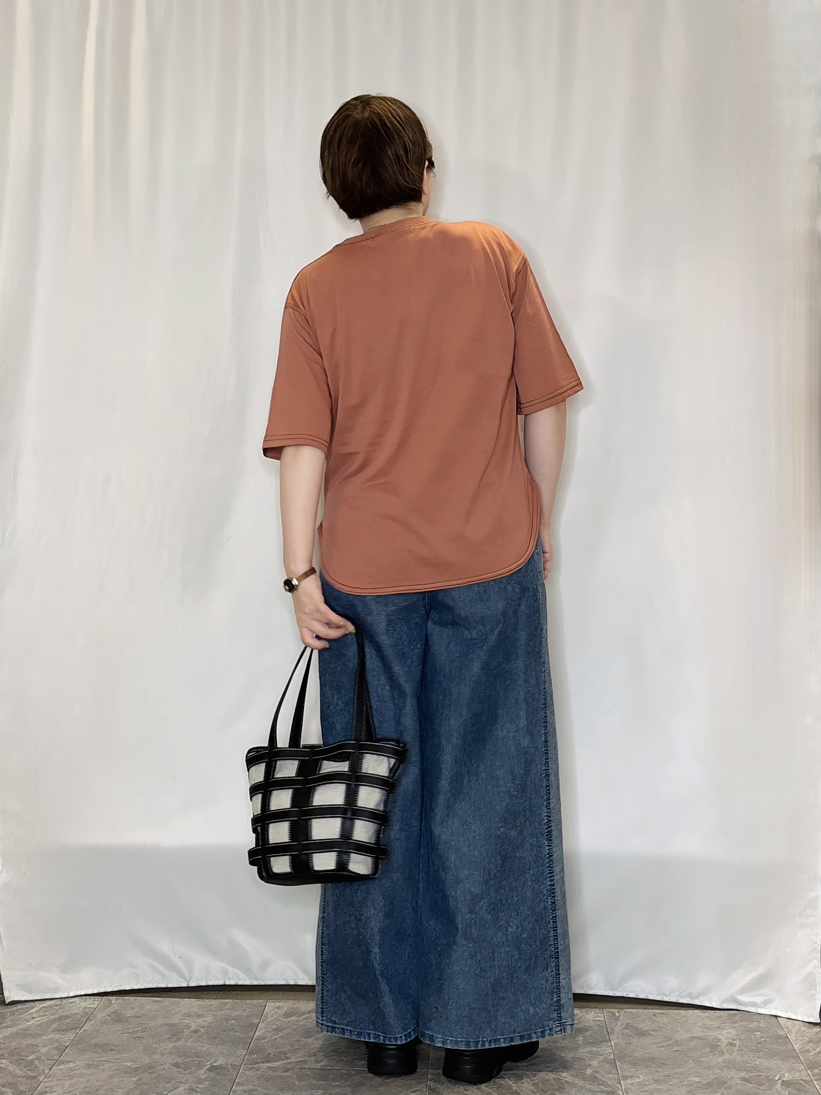 たみさんの「SHOO･LA･RUE｜【体型カバー】インせず着られる 配色ステッチロゴTシャツ」を使ったコーディネート