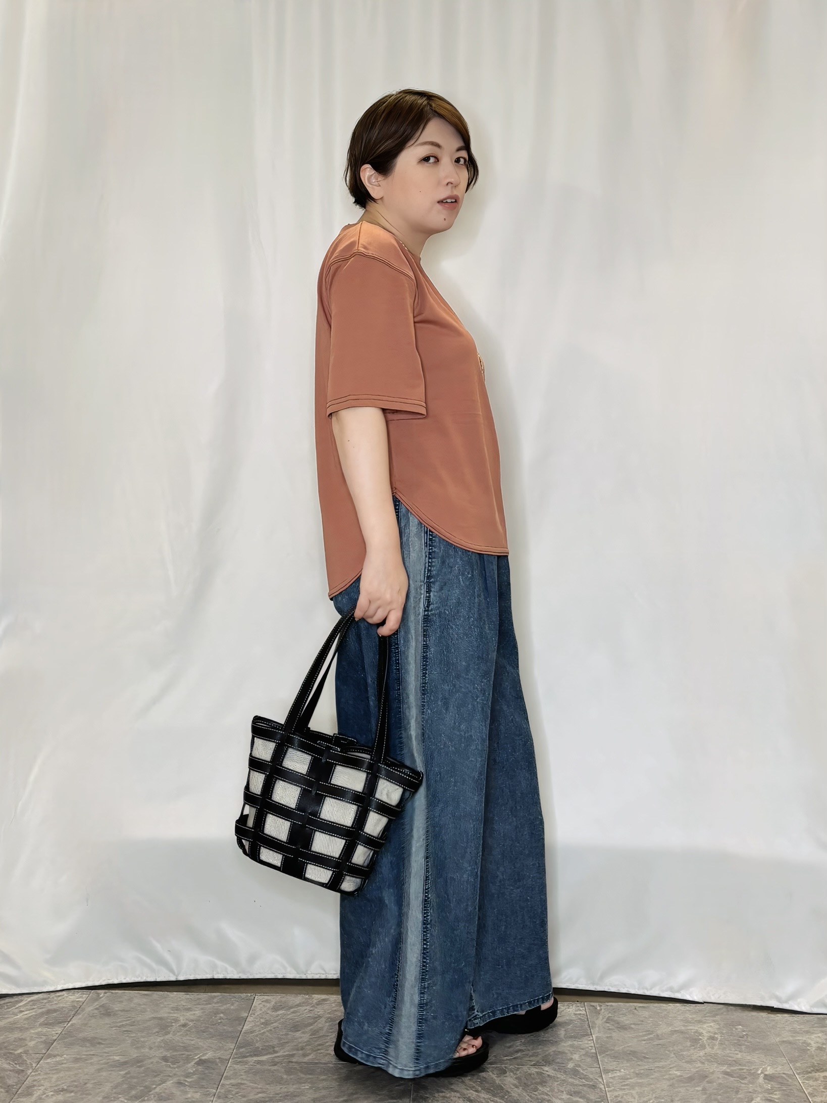 たみさんの「SHOO･LA･RUE｜【体型カバー】インせず着られる 配色ステッチロゴTシャツ」を使ったコーディネート