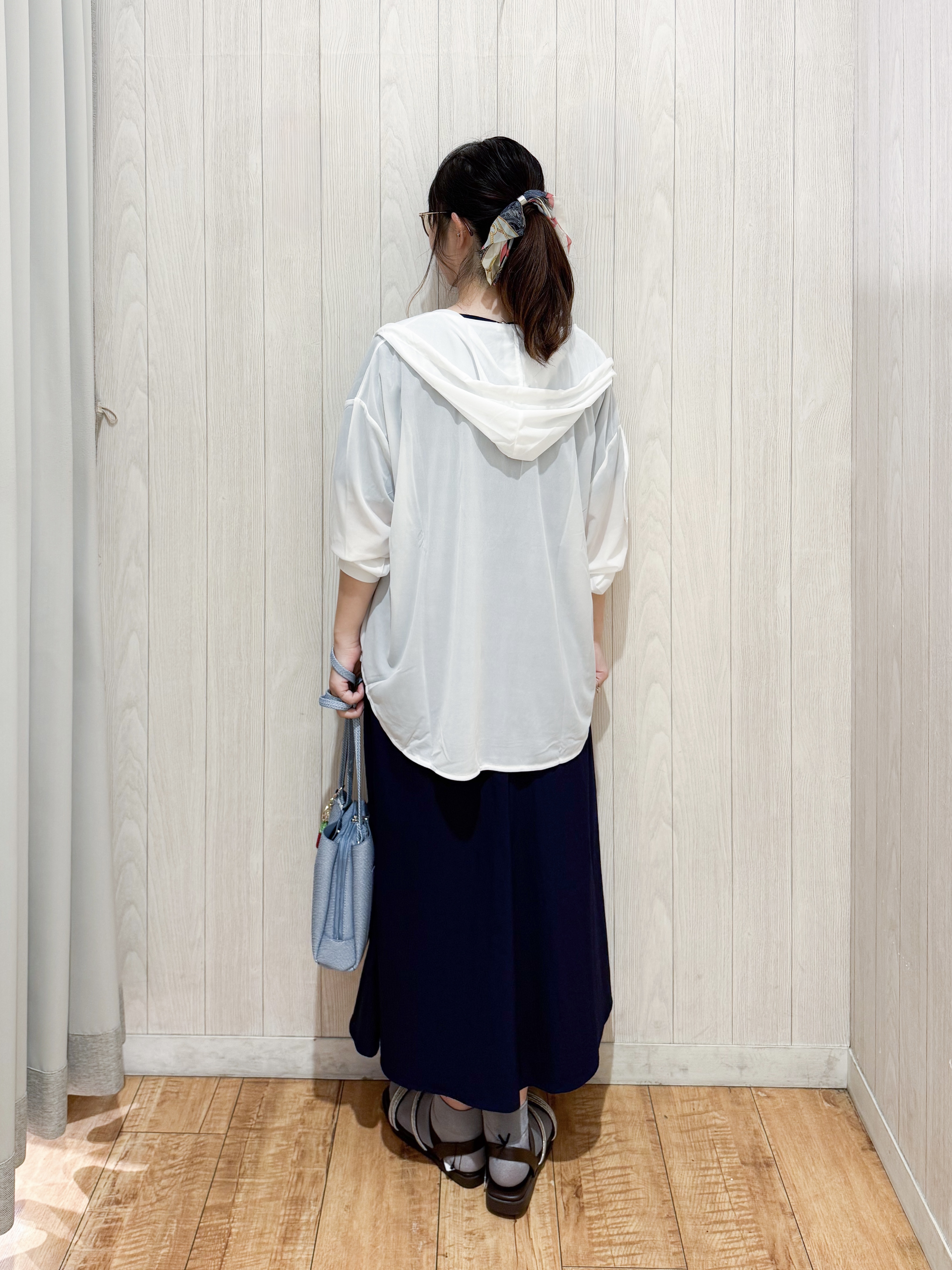 愛さんの「SHOO･LA･RUE｜【洗濯機可/体型カバー】程よい透け感の ゆるシルエットシア―シャツ」を使ったコーディネート