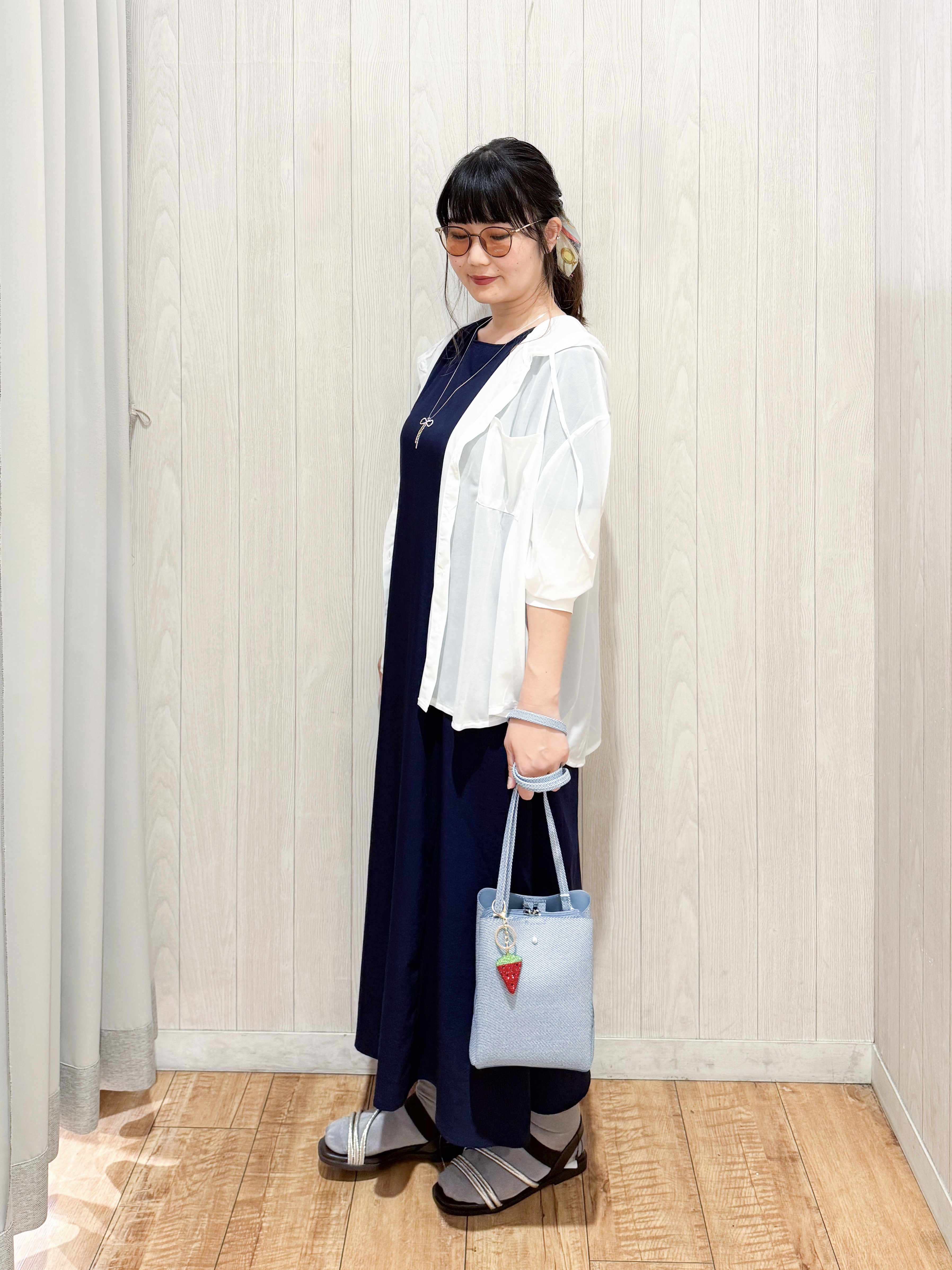 愛さんの「SHOO･LA･RUE｜【洗濯機可/体型カバー】程よい透け感の ゆるシルエットシア―シャツ」を使ったコーディネート