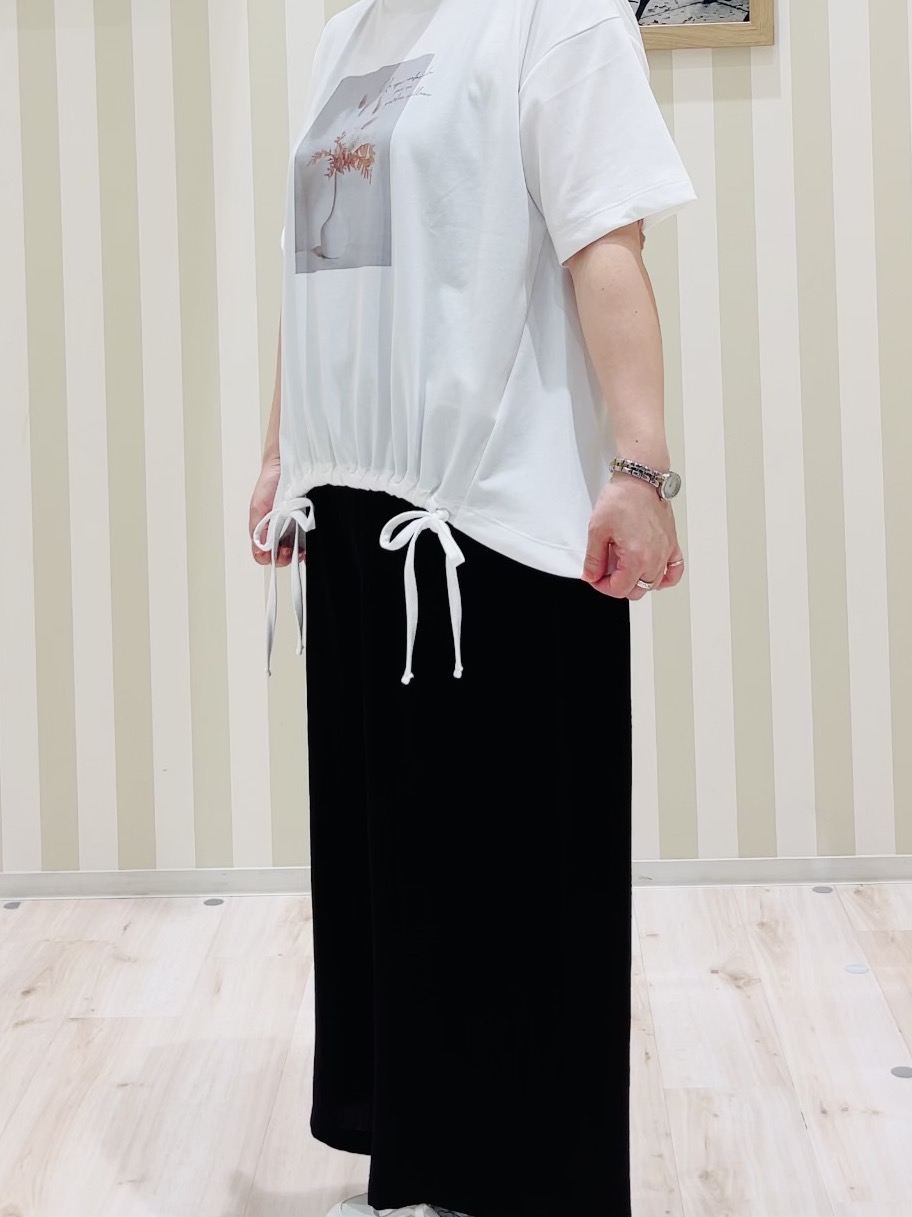 ma_miさんの「SHOO･LA･RUE｜【ひんやり/体型カバー】プリントデザインが目を惹く 裾シャーリングTシャツ」を使ったコーディネート