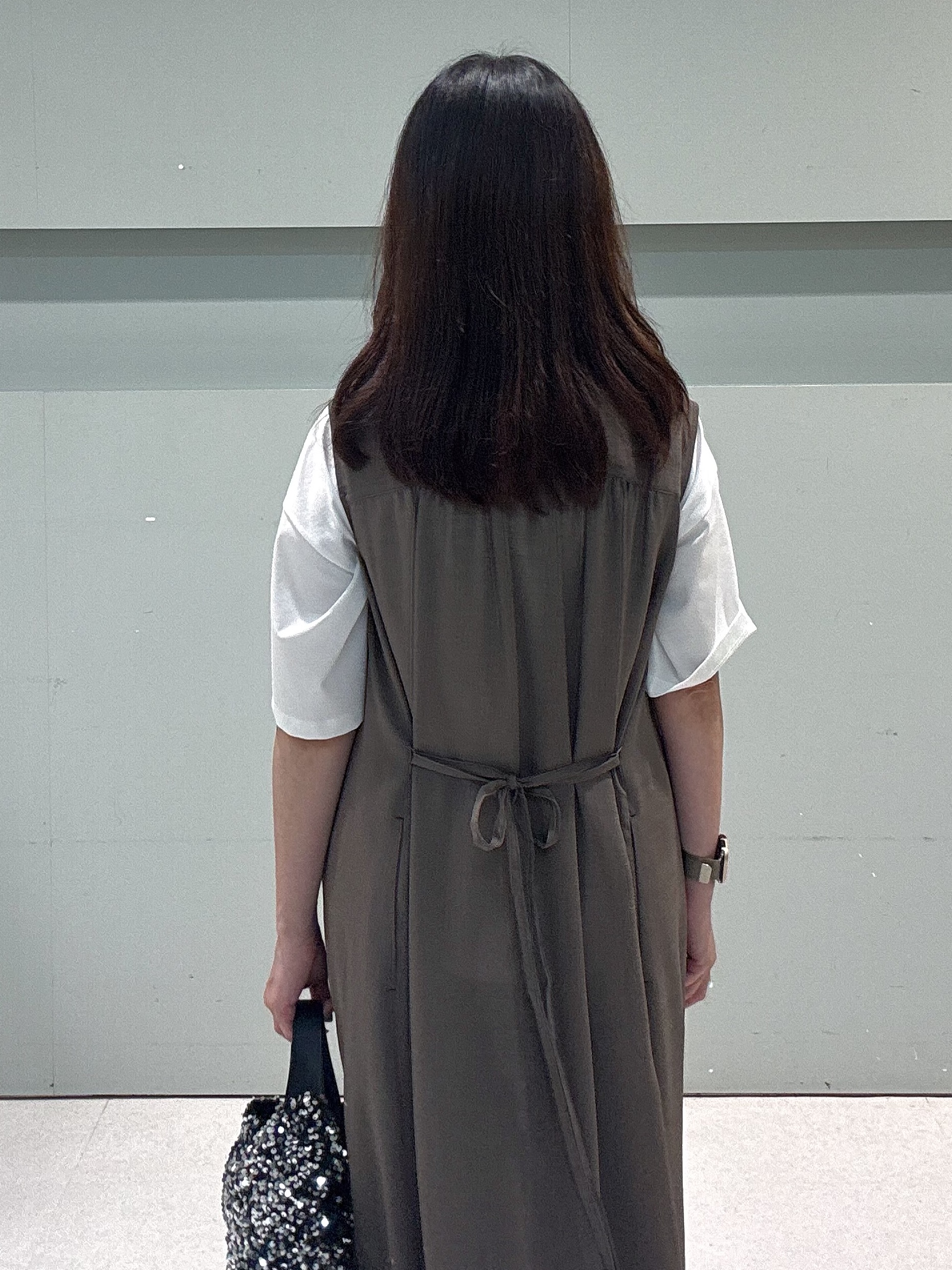 makiさんの「UNTITLED｜【通気性/前開きボタン】シアーVネックワンピース」を使ったコーディネート