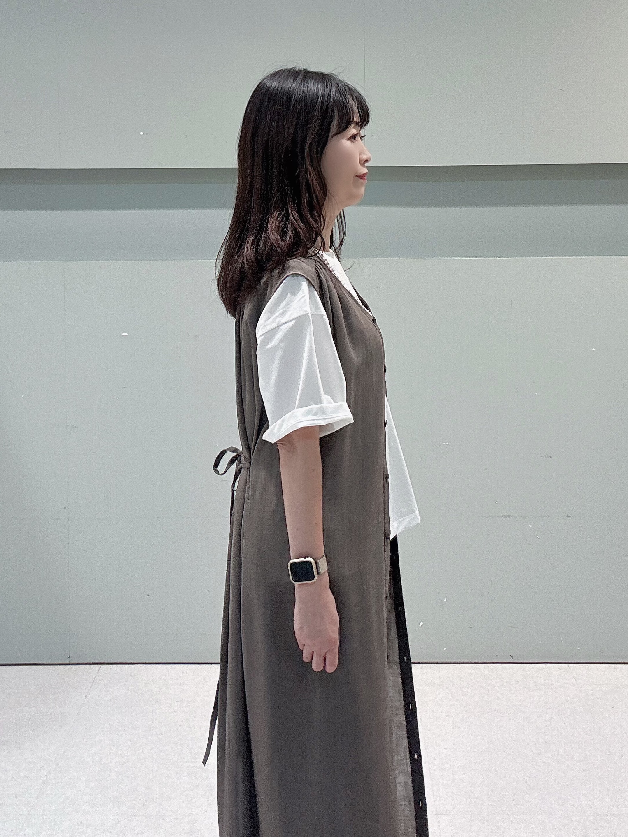 makiさんの「UNTITLED｜【通気性/前開きボタン】シアーVネックワンピース」を使ったコーディネート