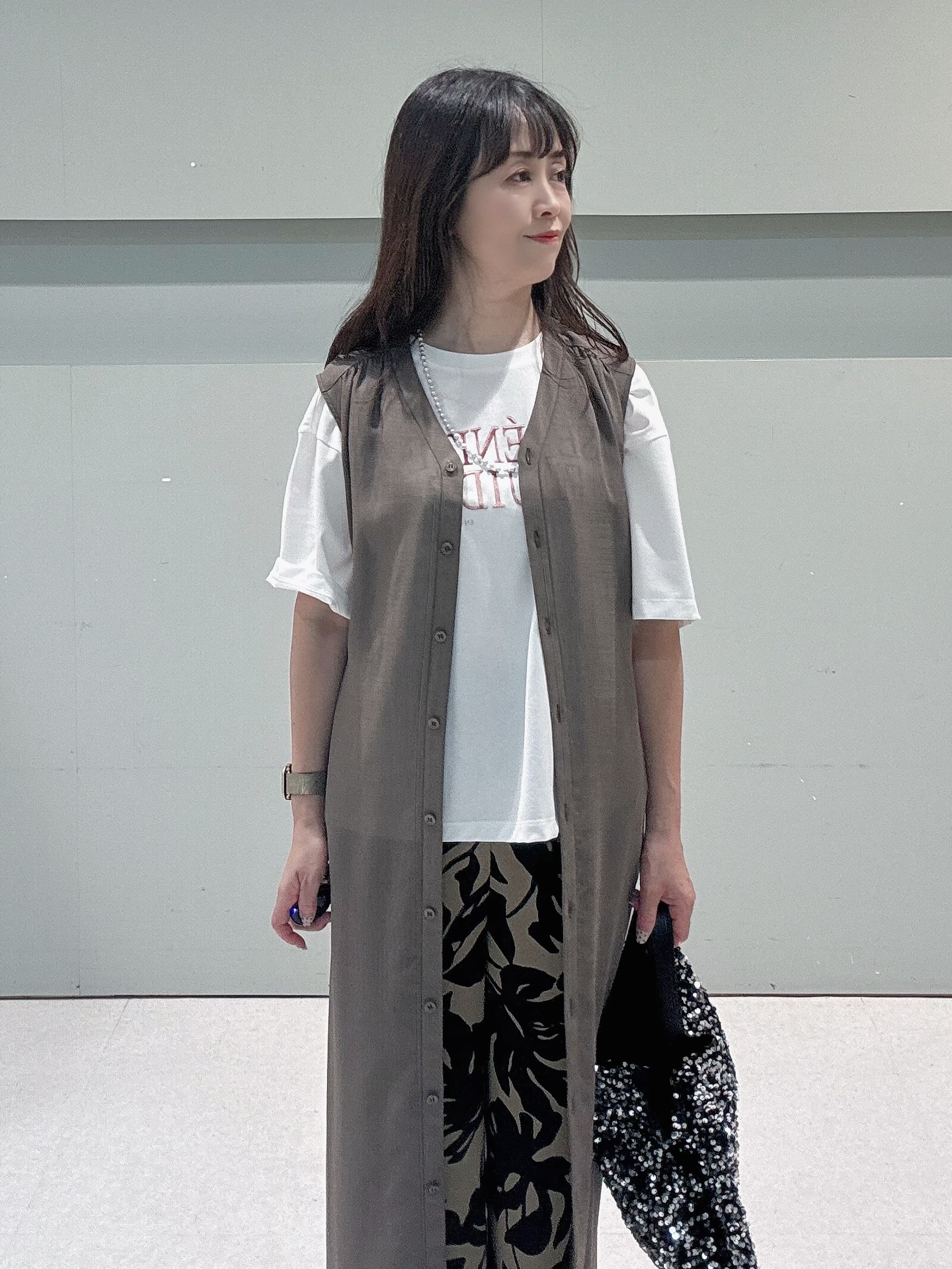 makiさんの「UNTITLED｜【通気性/前開きボタン】シアーVネックワンピース」を使ったコーディネート
